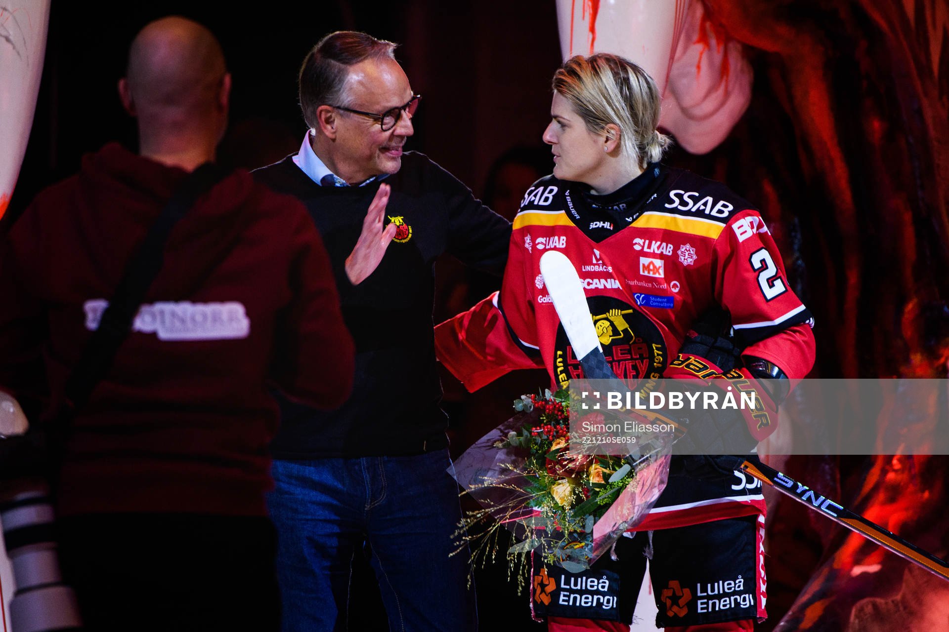 Luleås Emma Nordin mottar blommor av Peter Jidström,