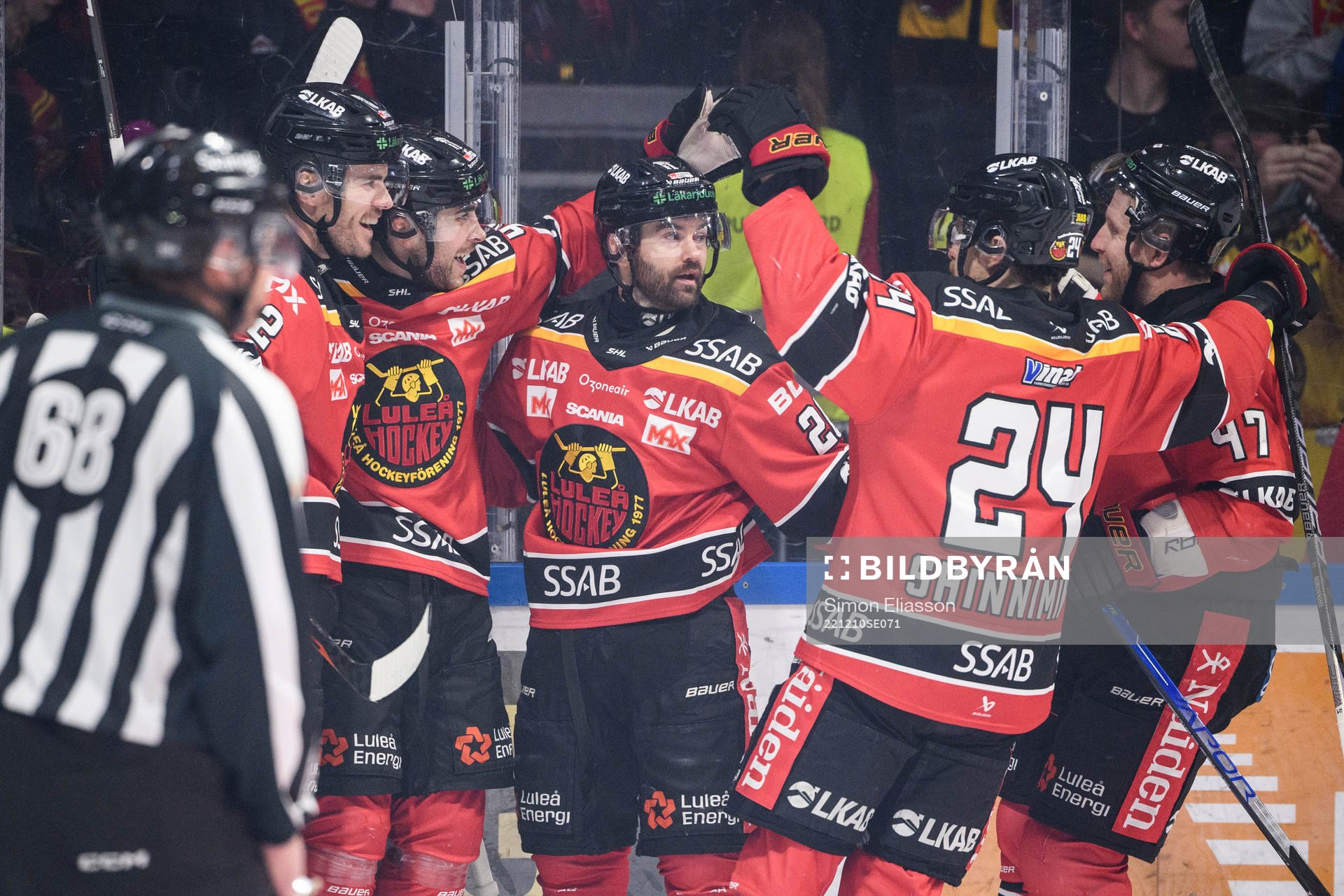 Luleås Jonathan Andersson jublar med lagkamrater