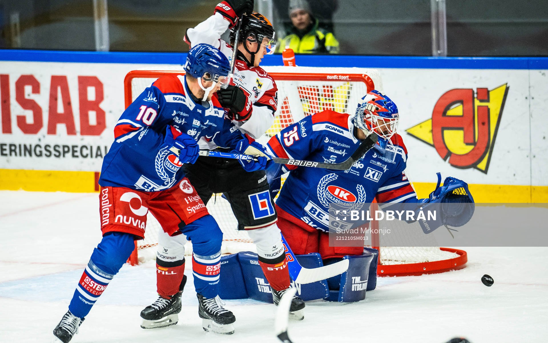 Oskarshamns Rasmus Bengtsson och målvakt Joe Cannata mot