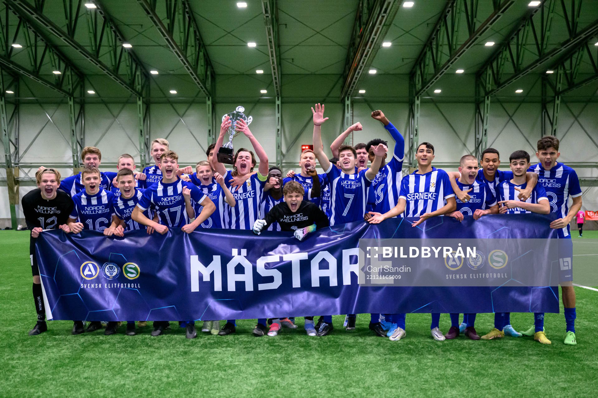IFK Göteborgs spelare jublar med pokalen