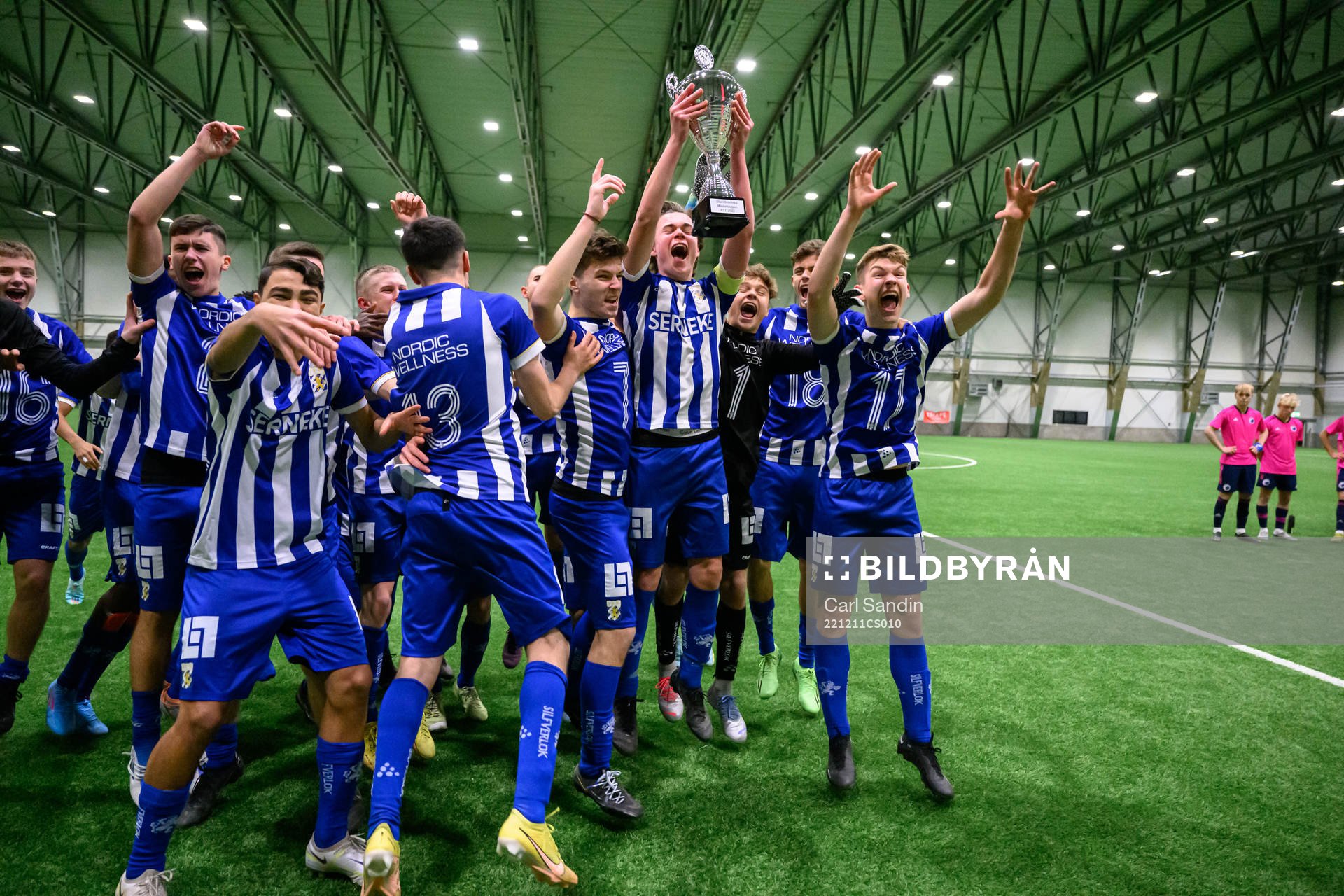 IFK Göteborgs spelare jublar med pokalen