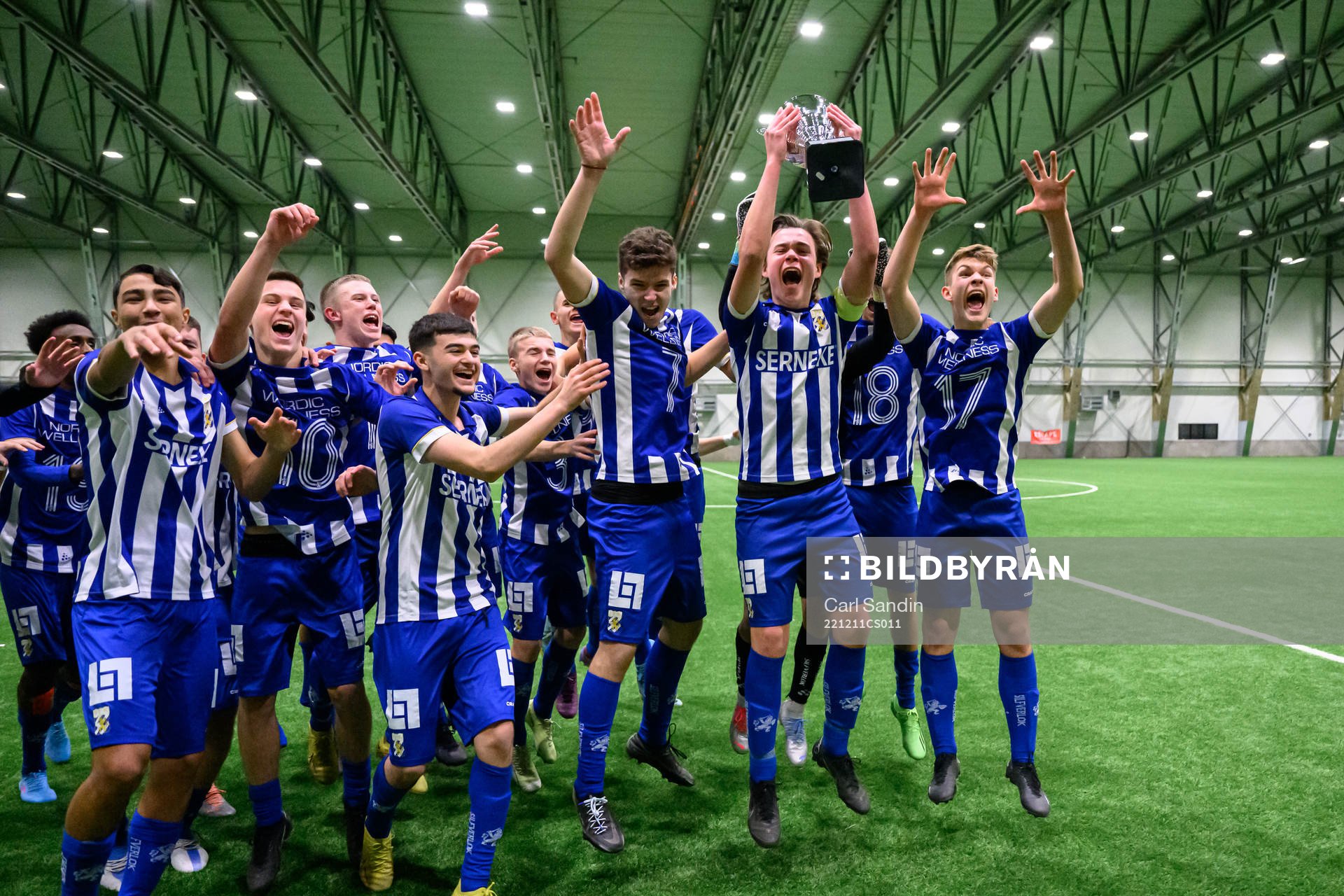 IFK Göteborgs spelare jublar med pokalen