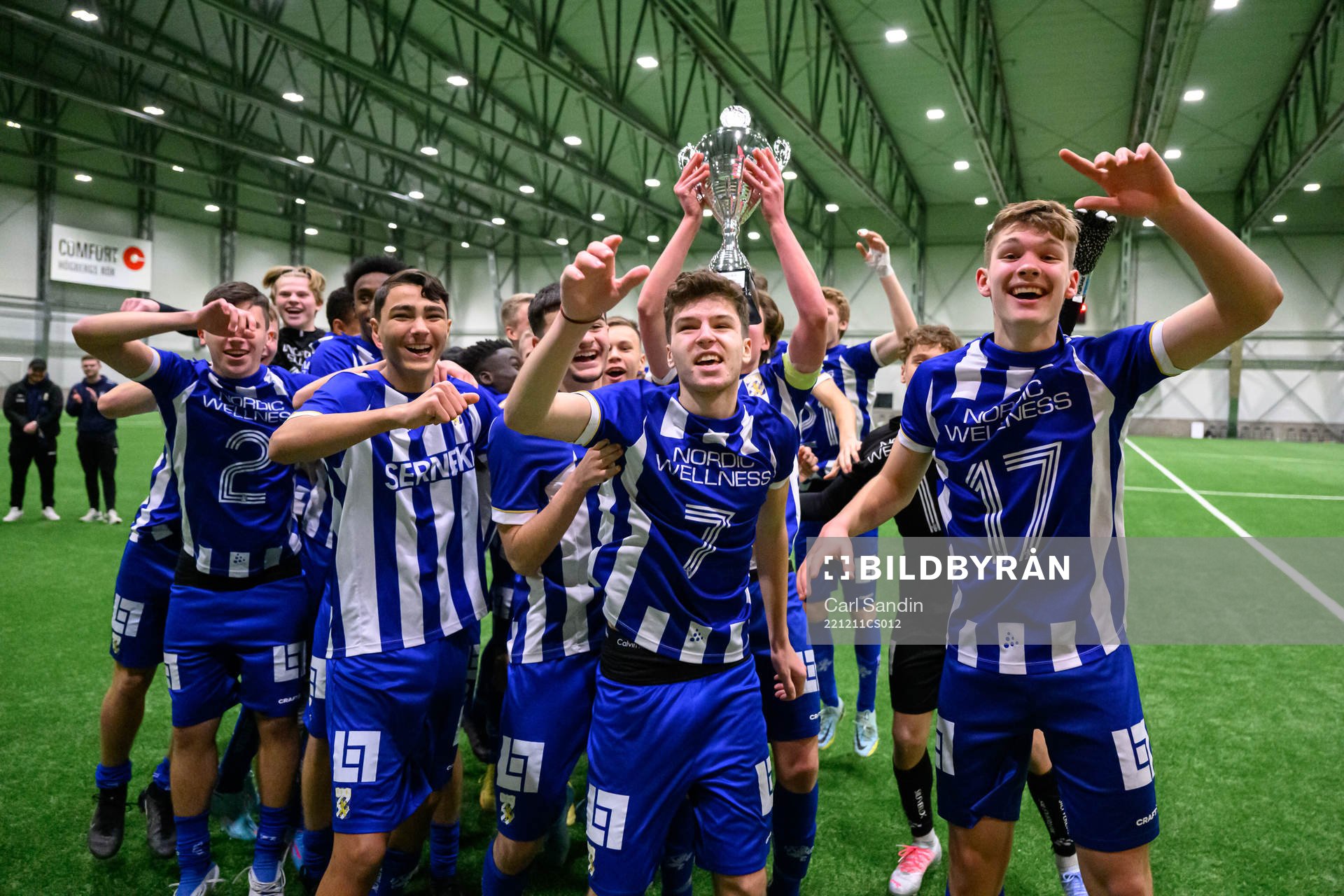 IFK Göteborgs spelare jublar med pokalen