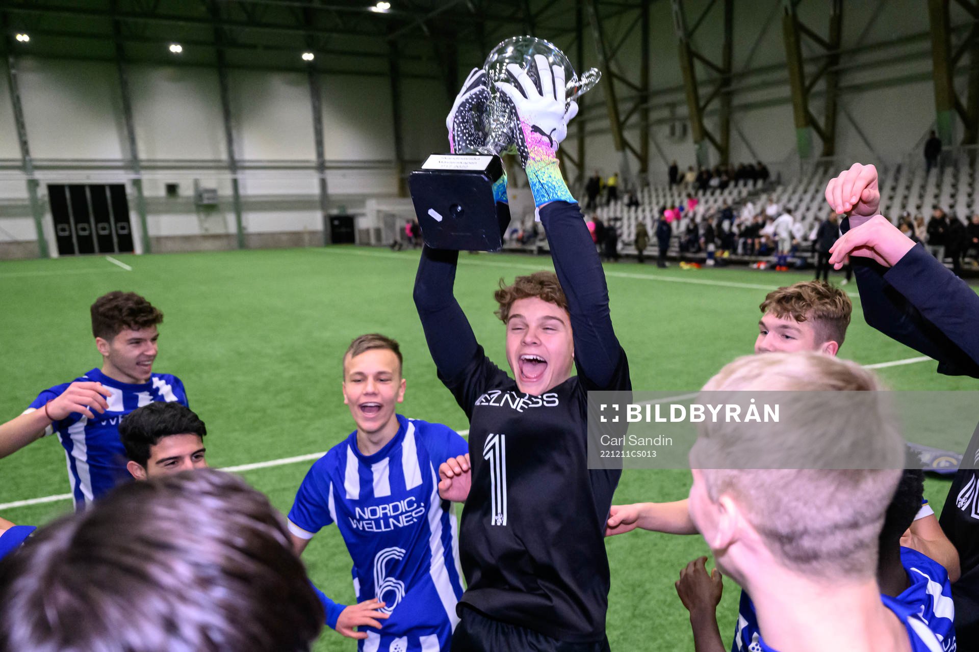 IFK Göteborgs målvakt Linus Dahlgren jublar med pokalen