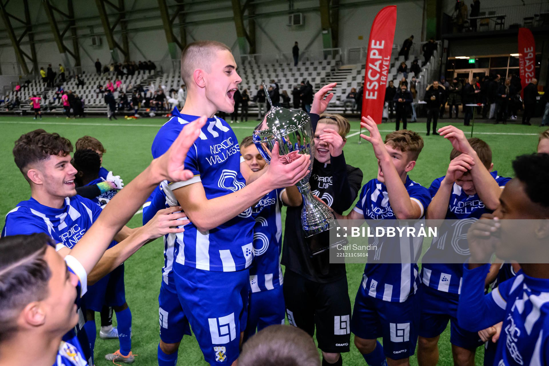 IFK Göteborgs Erik Nilsson jublar med pokalen
