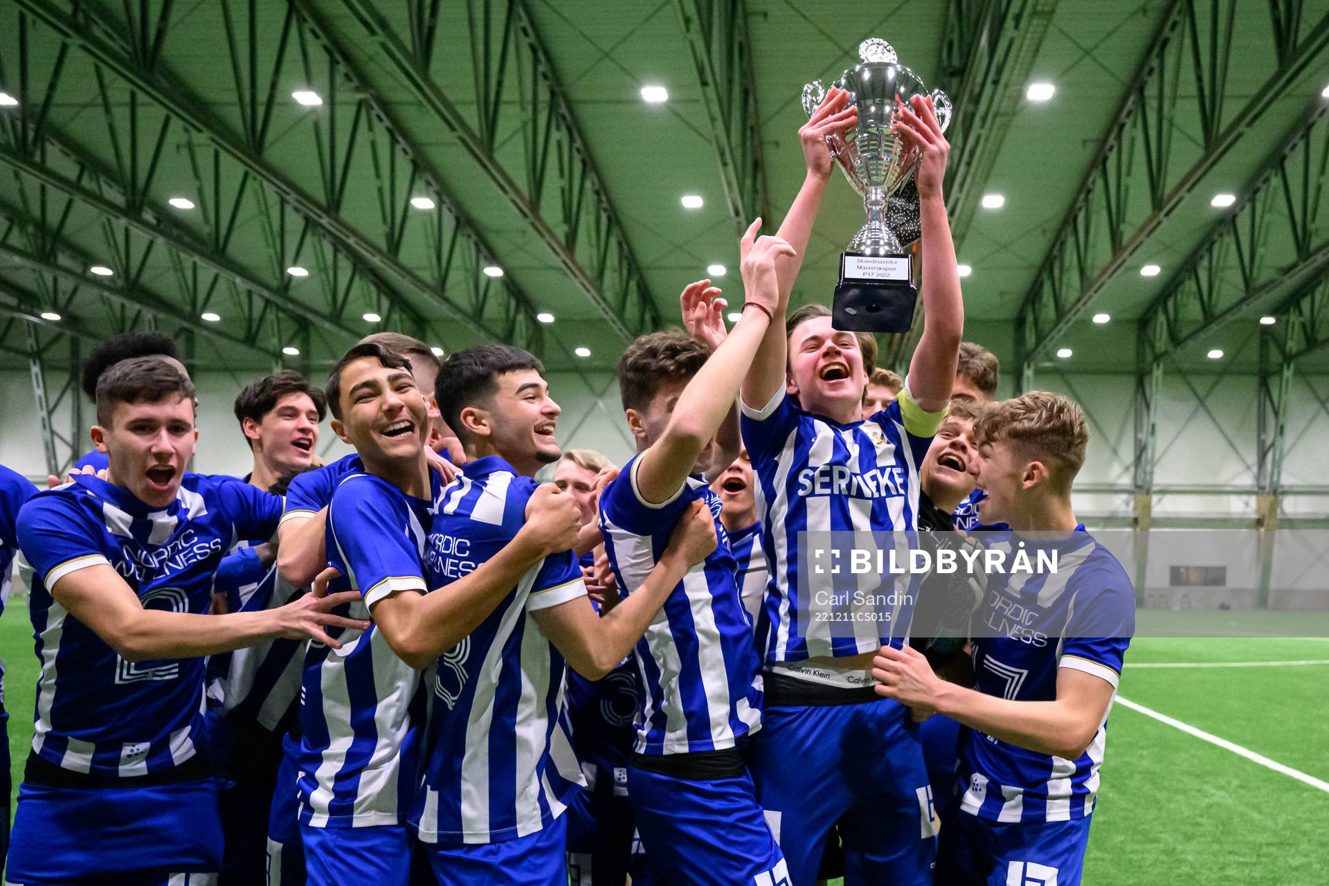 IFK Göteborgs spelare jublar med pokalen