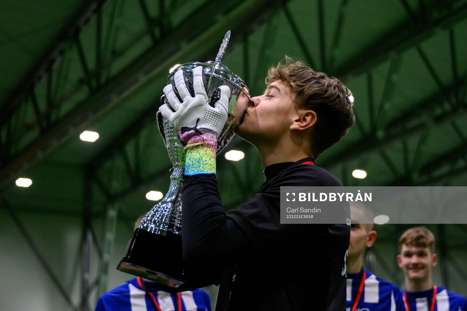 IFK Göteborgs målvakt Linus Dahlgren kysser pokalen