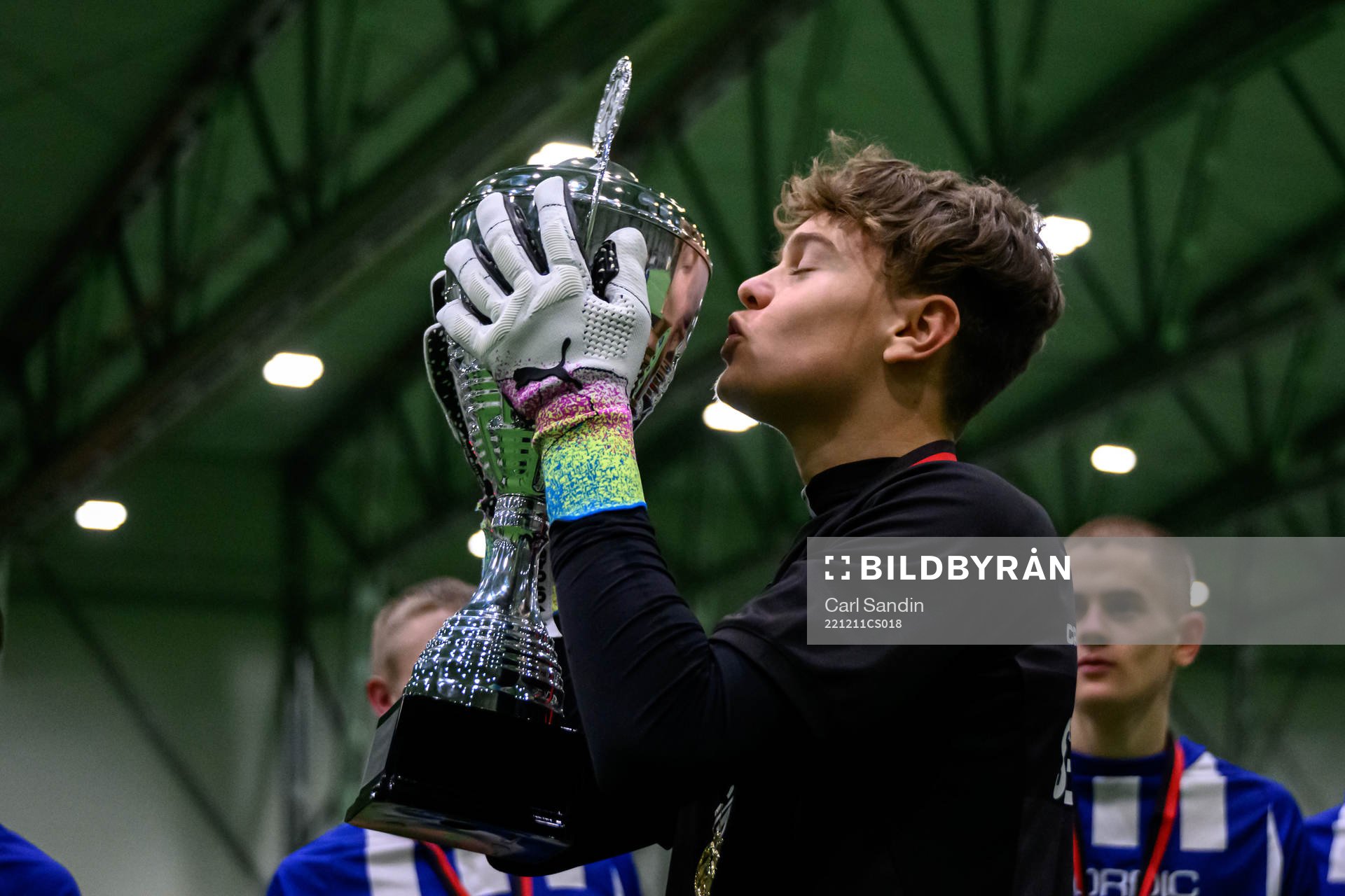 IFK Göteborgs målvakt Linus Dahlgren kysser pokalen