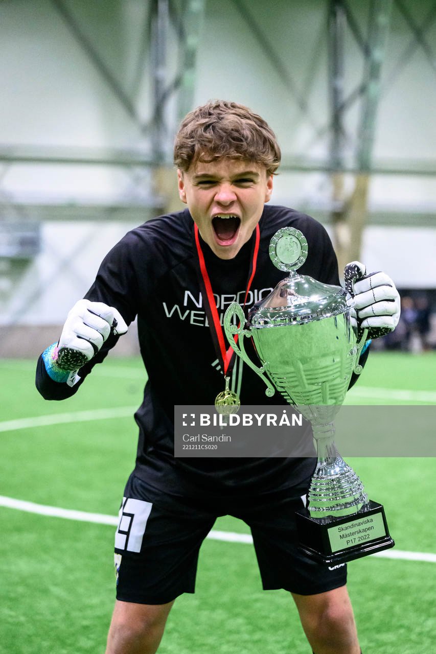 IFK Göteborgs målvakt Linus Dahlgren jublar med pokalen