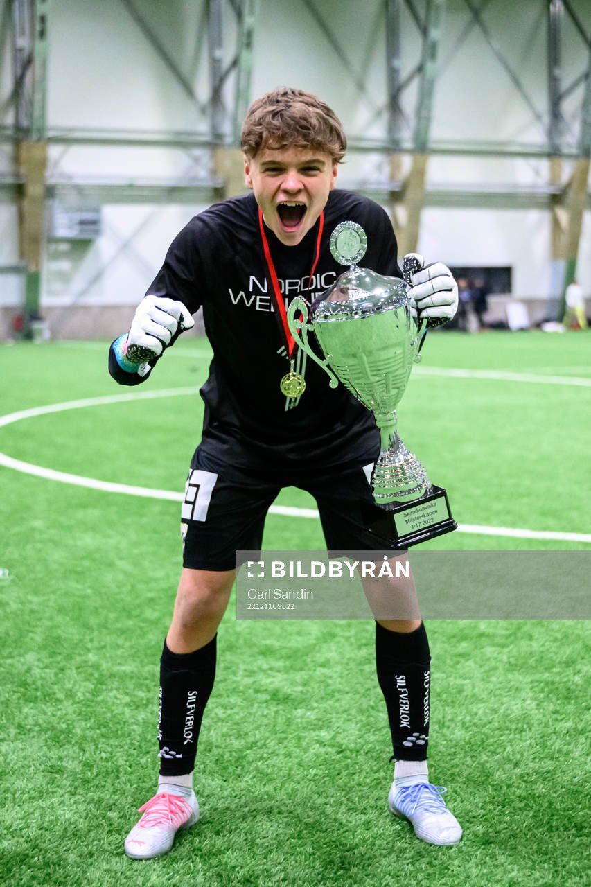 IFK Göteborgs målvakt Linus Dahlgren jublar med pokalen