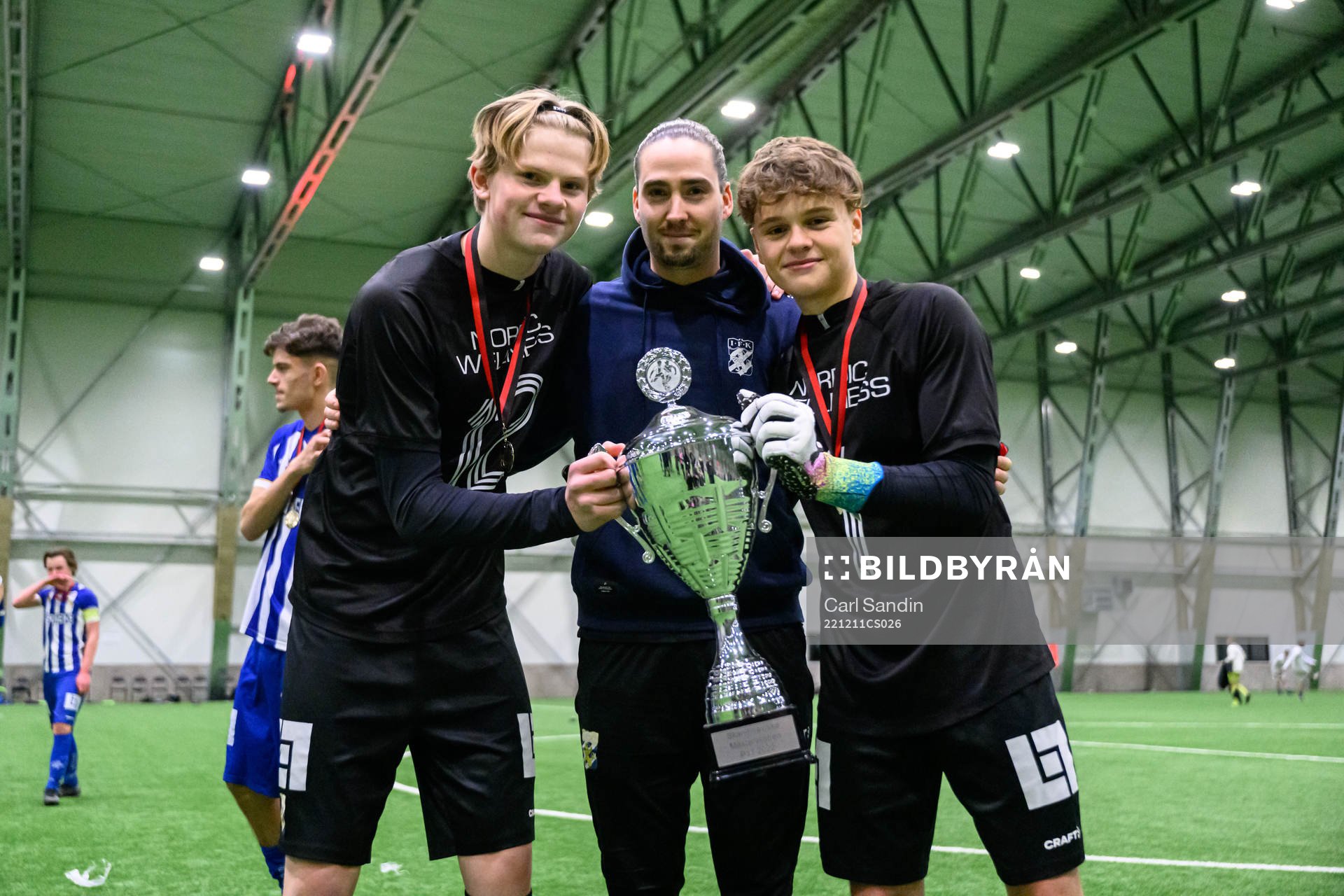 IFK Göteborgs målvakt Viktor Eklund, målvaktstränare Jonathan Tobiasson och målvakt Linus Dahlgren jublar med pokalen efter finalen i Skandinaviska Mästerskapen mellan IFK Göteborg och FC Köpenhamn den 11 december 2022 i Borås.