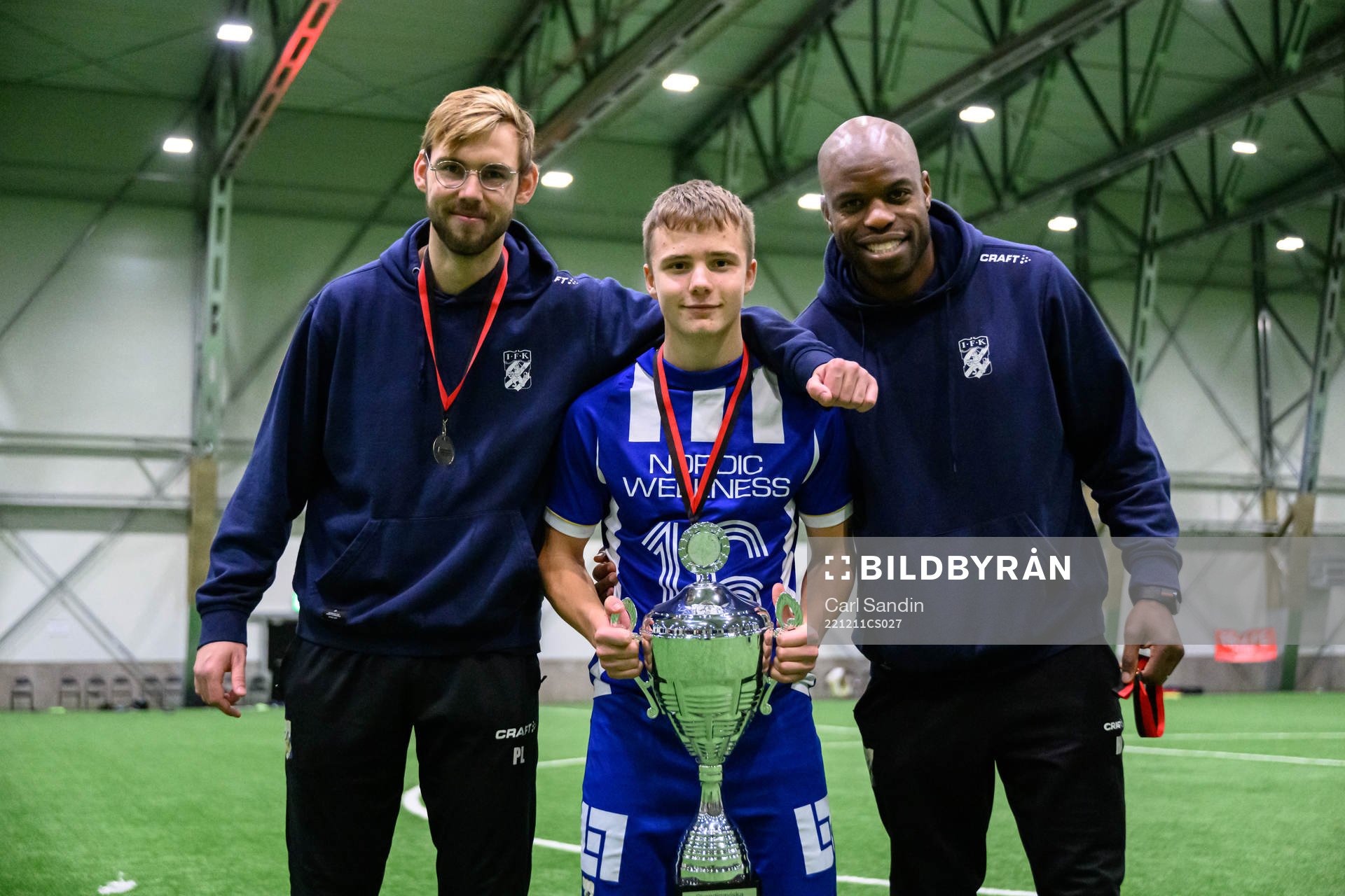 IFK Göteborgs tränare Johan Karlsson, Noa Linden och assisterande tränare Hakeem Araba jublar med pokalen efter finalen i Skandinaviska Mästerskapen mellan IFK Göteborg och FC Köpenhamn den 11 december 2022 i Borås.