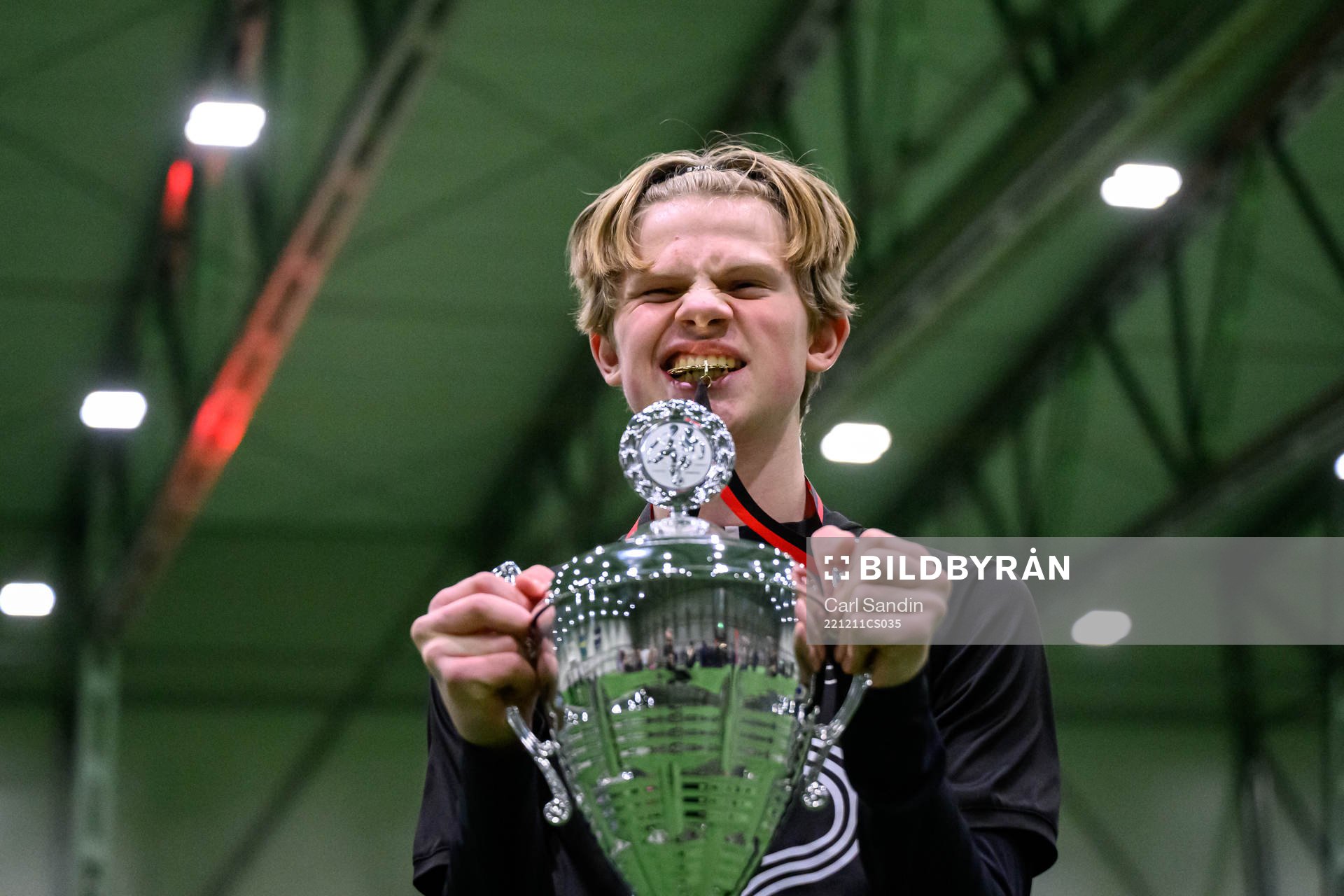 IFK Göteborgs målvakt Viktor Eklund jublar med pokalen