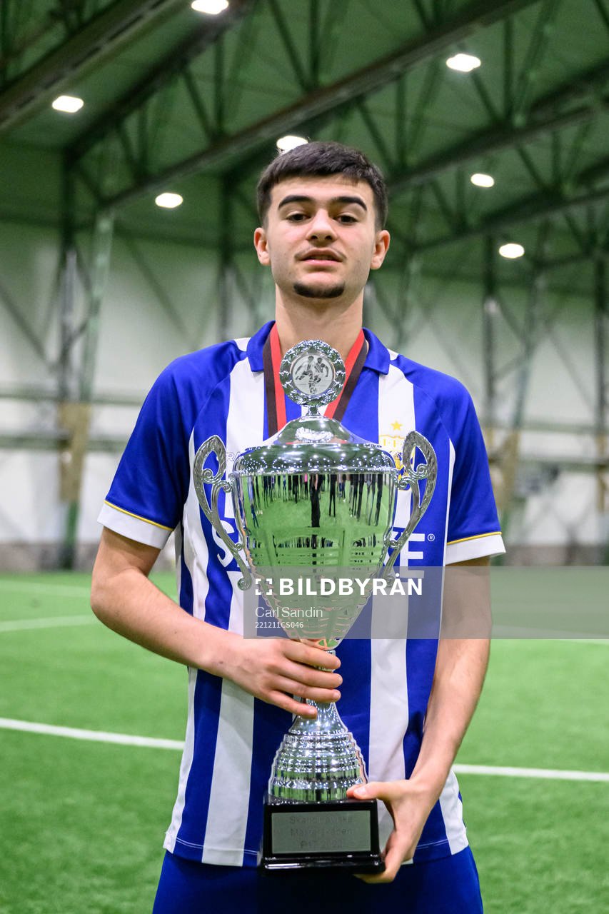 IFK Göteborgs Melvin Koliqi jublar med pokalen