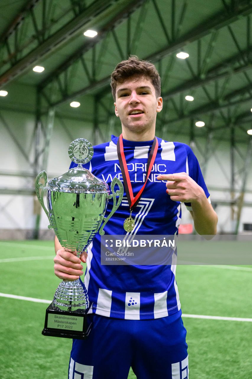 IFK Göteborgs Lion Beqiri jublar med pokalen