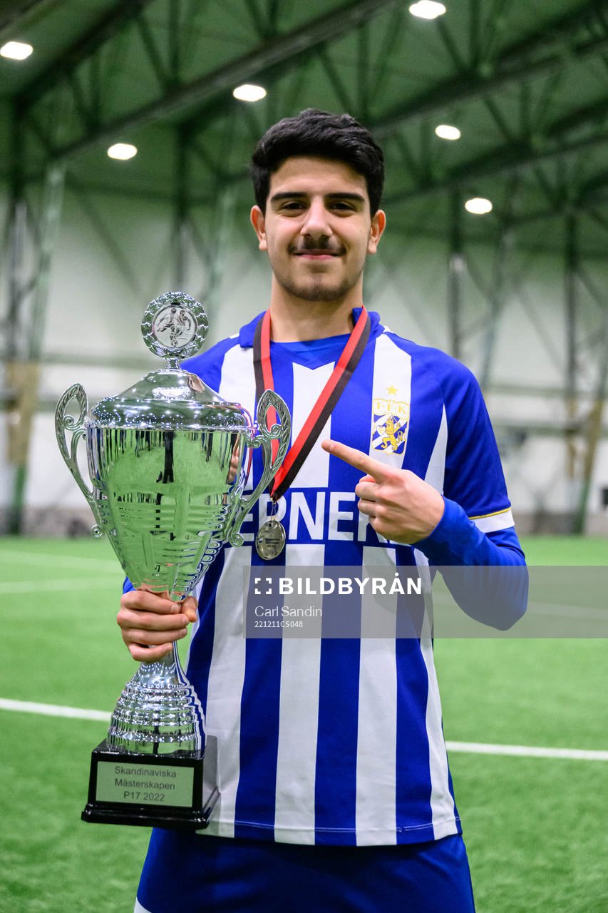 IFK Göteborgs Kevin Yazbek jublar med pokalen