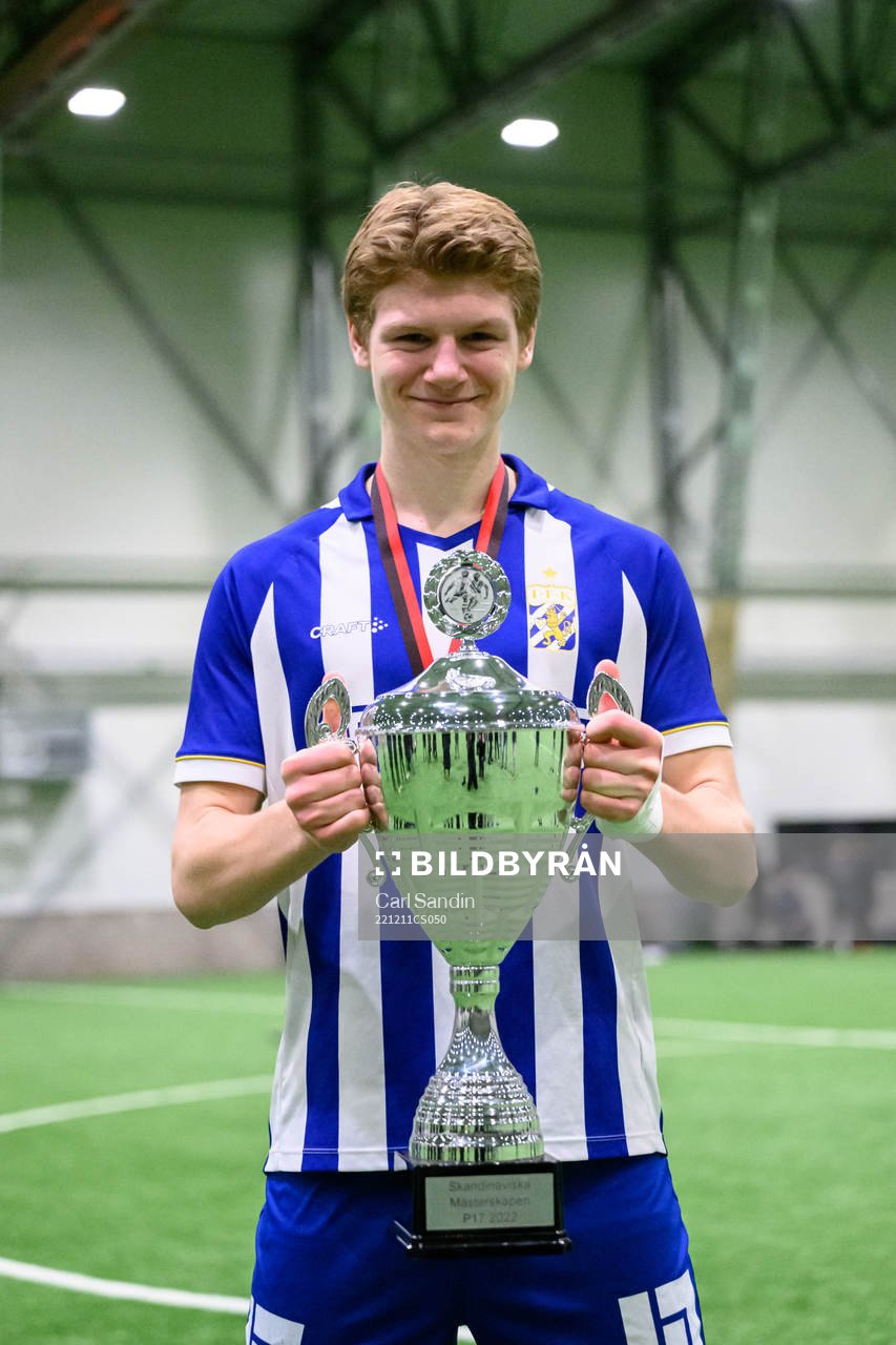 IFK Göteborgs Oliver Thoresson jublar med pokalen