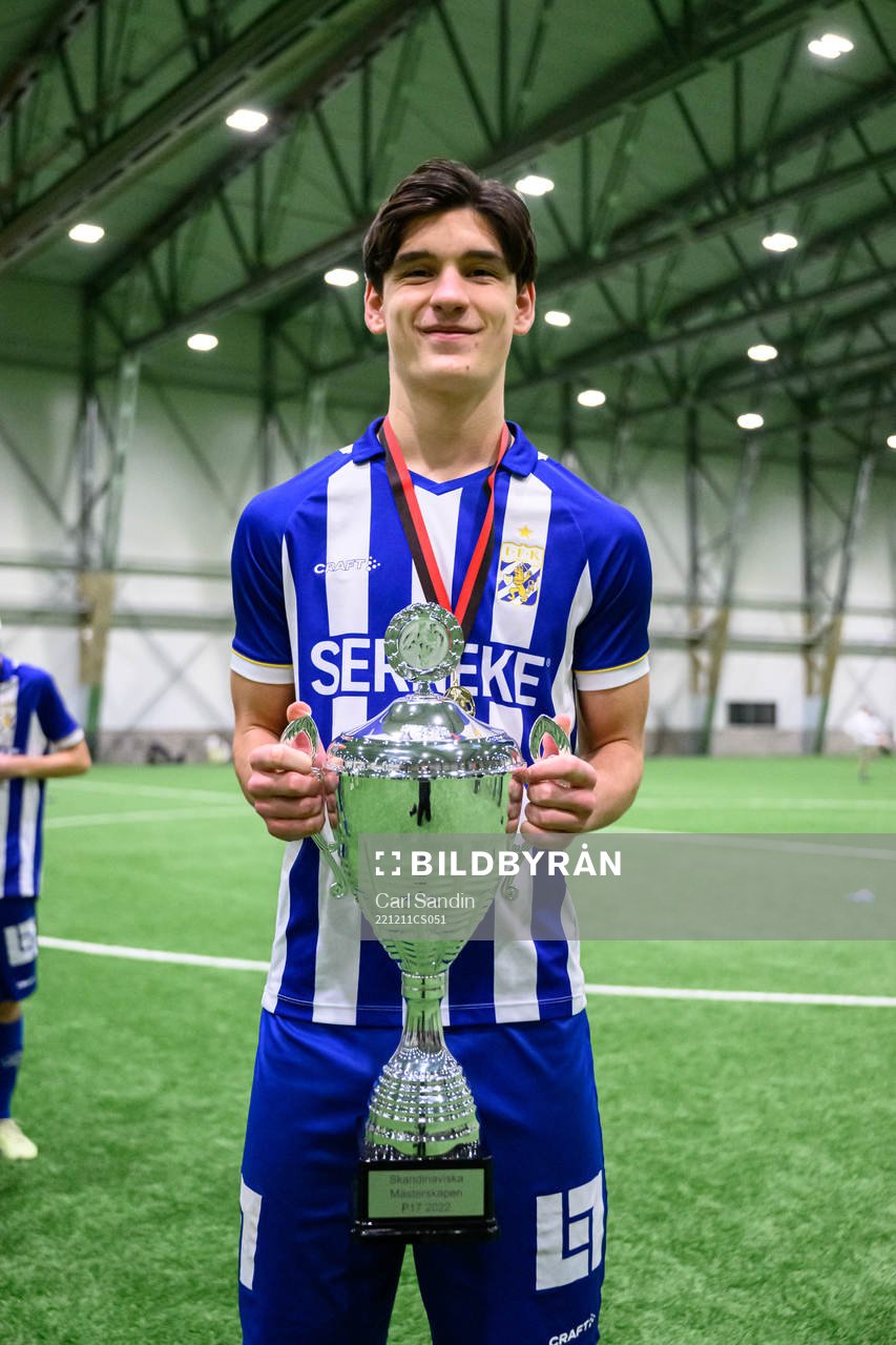 IFK Göteborgs Leon Dusi jublar med pokalen