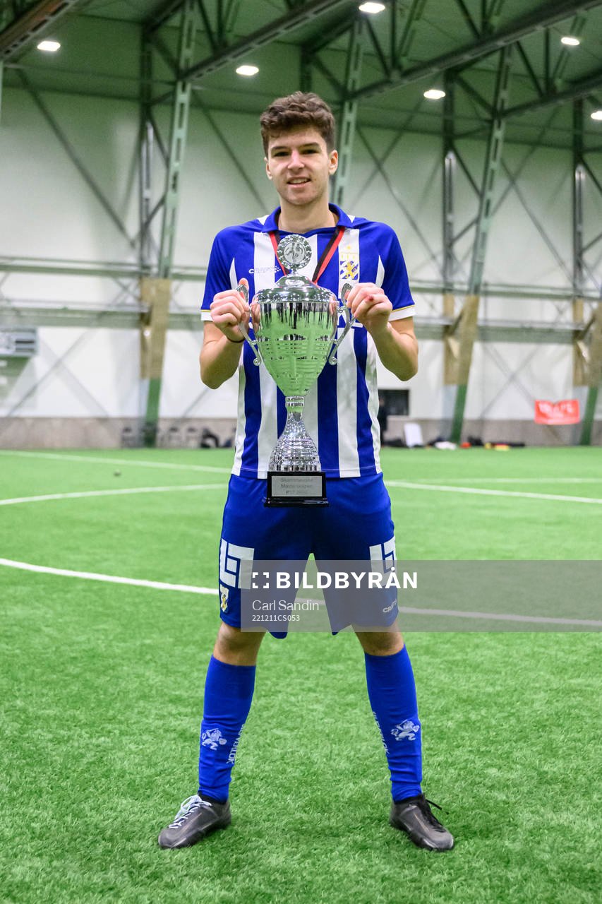IFK Göteborgs Lion Beqiri jublar med pokalen
