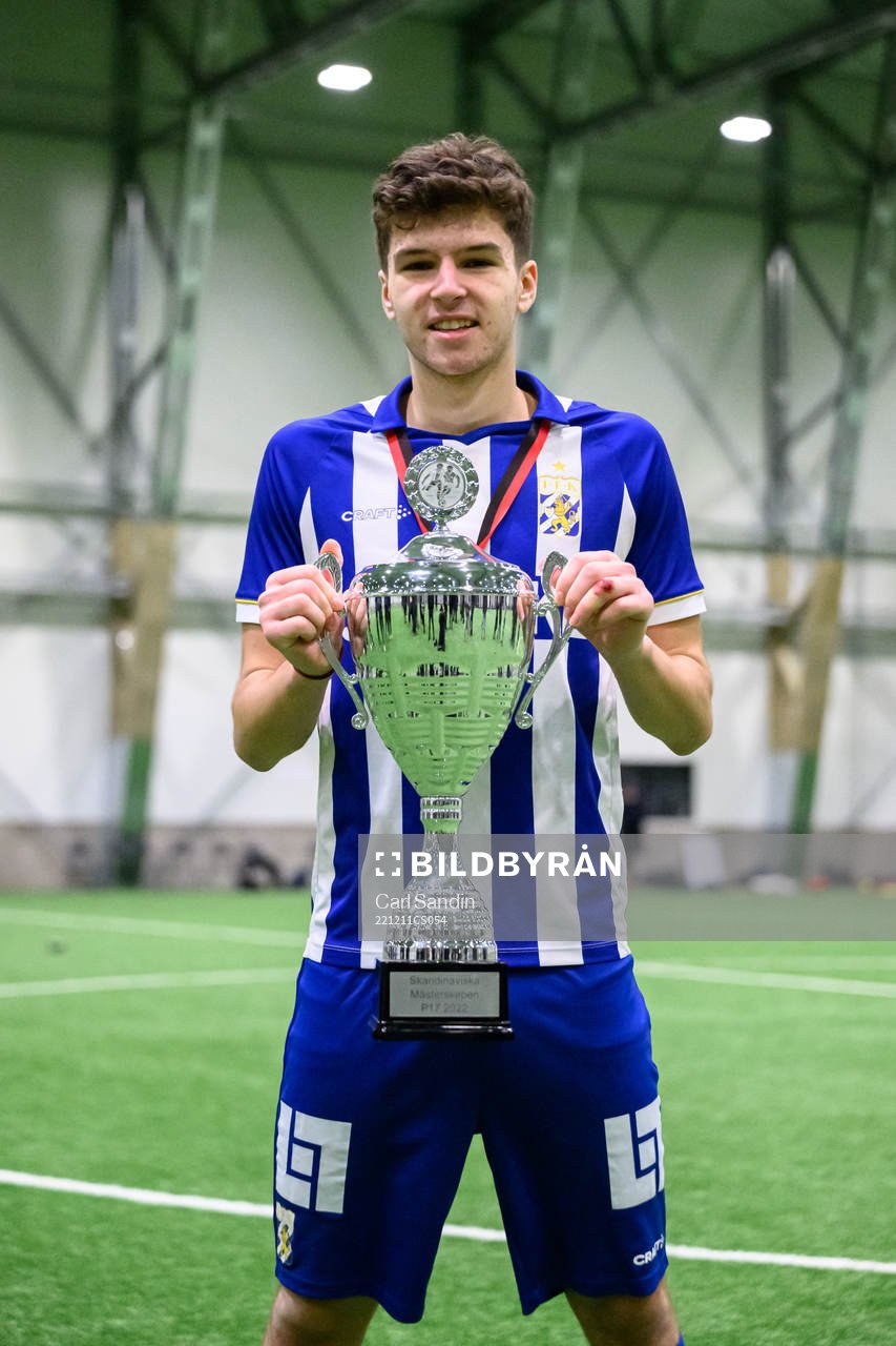 IFK Göteborgs Lion Beqiri jublar med pokalen