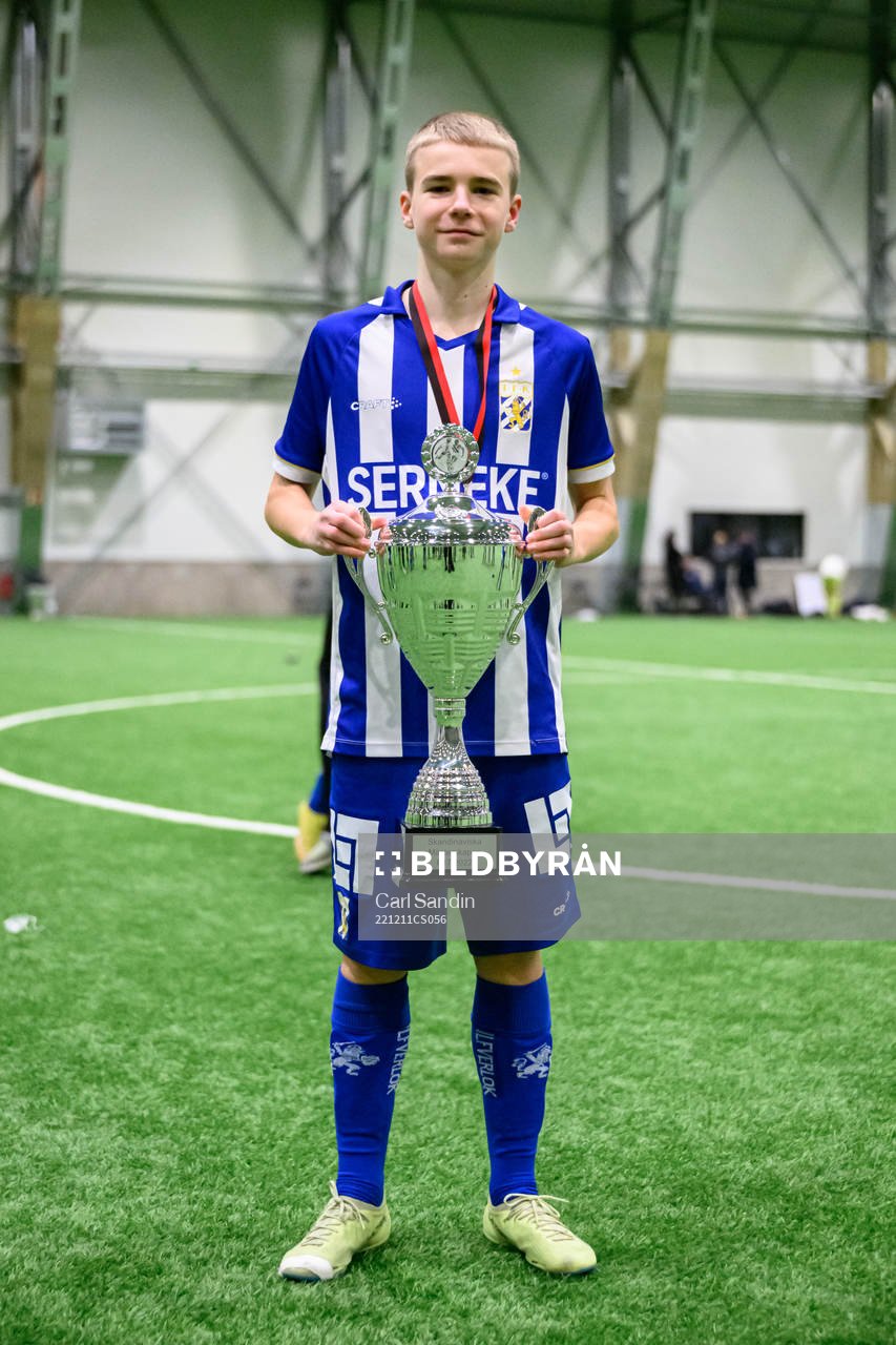 IFK Göteborgs Wilmer Henriksson jublar med pokalen