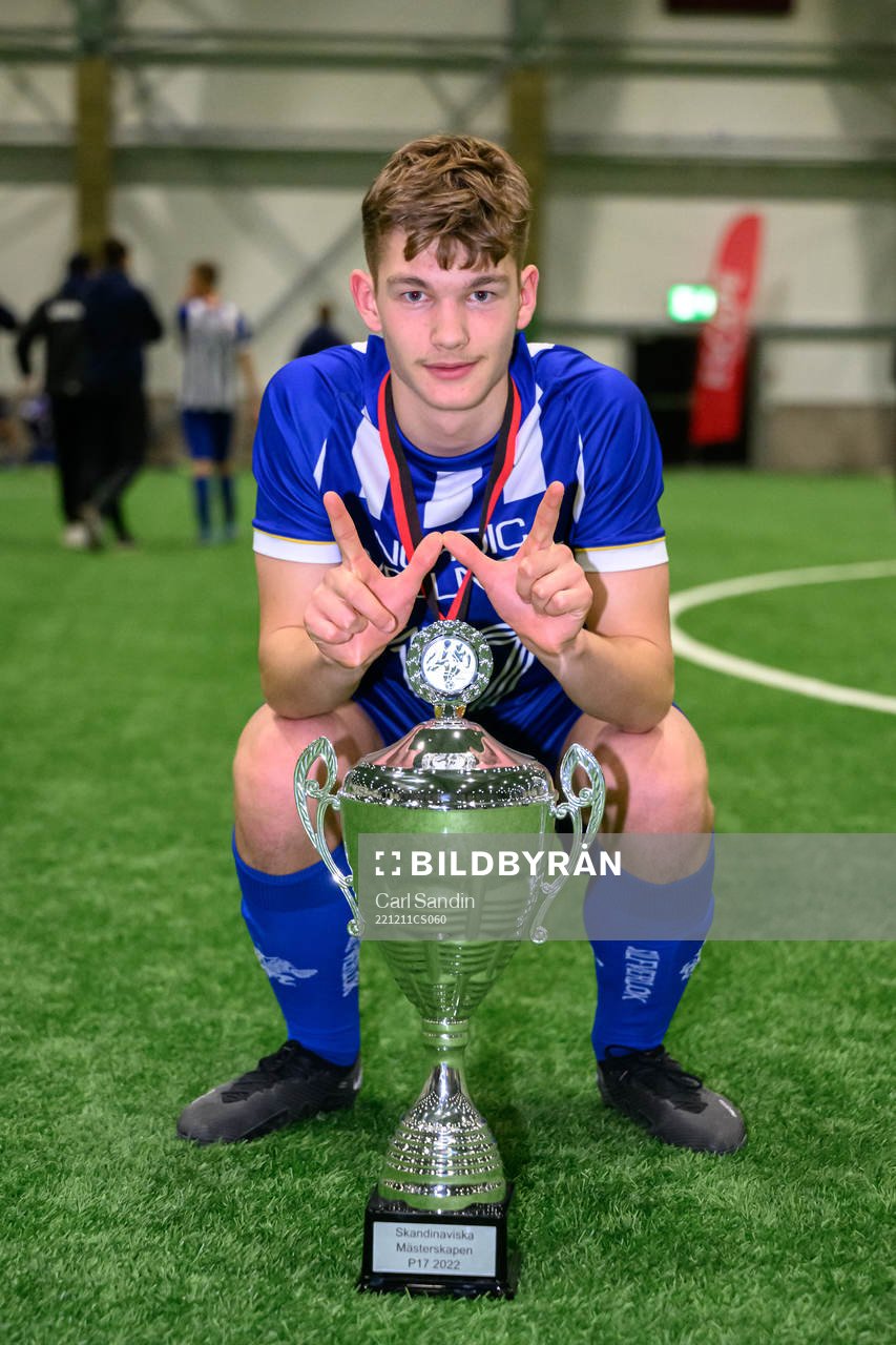 IFK Göteborgs Georg Vidfar jublar med pokalen