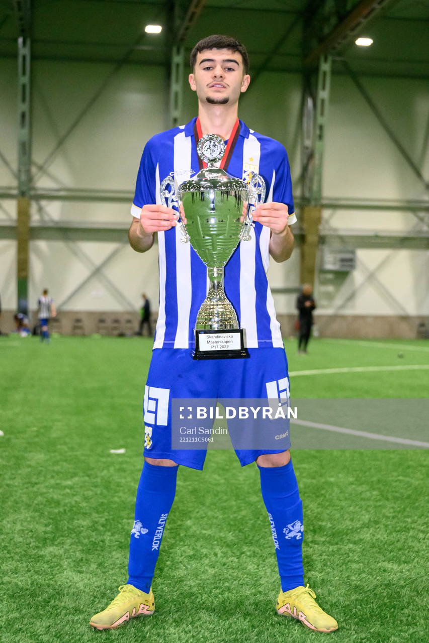 IFK Göteborgs Melvin Koliqi jublar med pokalen