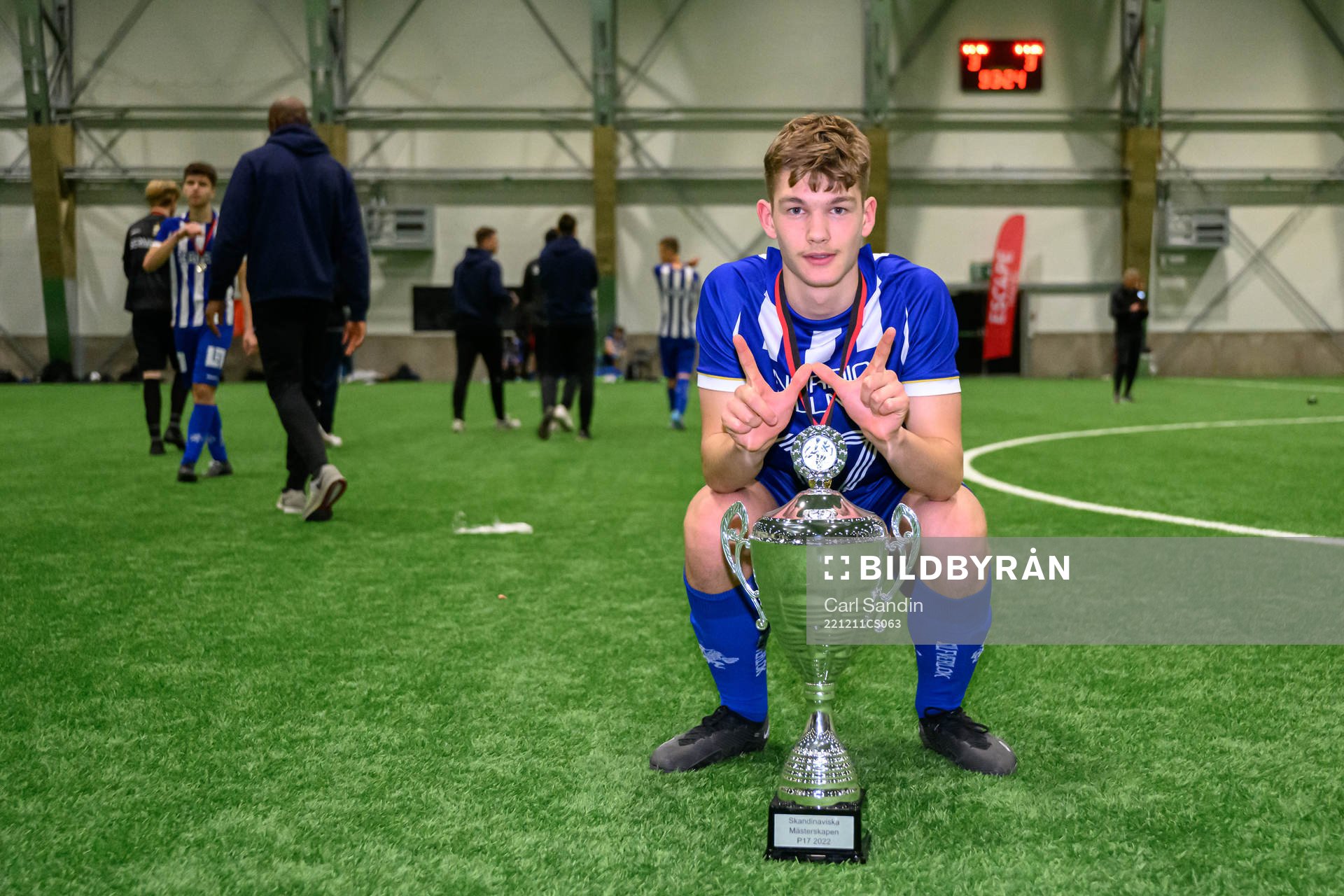 IFK Göteborgs Georg Vidfar jublar med pokalen