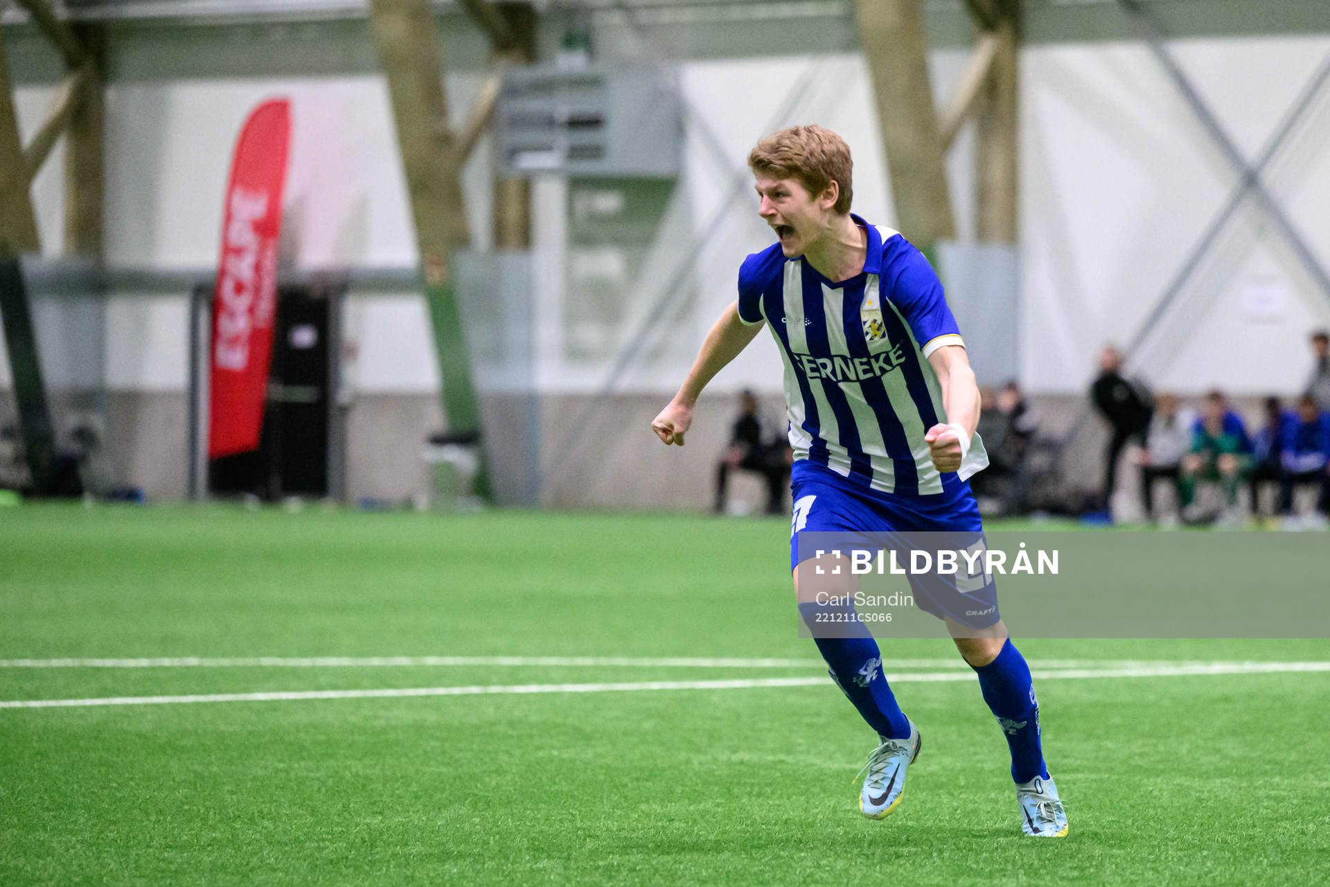 IFK Göteborgs Oliver Thoresson jublar efter att han satt den avgörande straffen under finalen i Skandinaviska Mästerskapen mellan IFK Göteborg och FC Köpenhamn den 11 december 2022 i Borås.