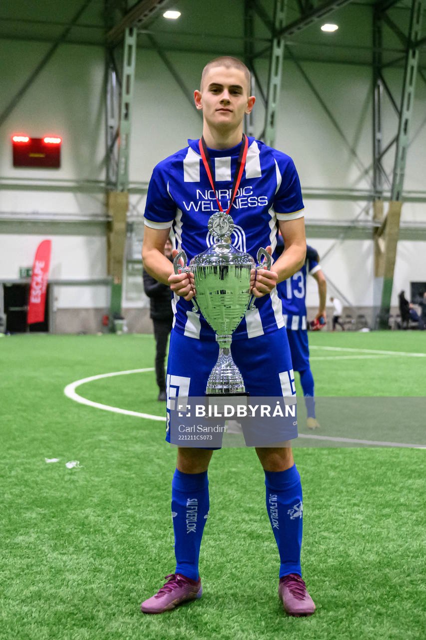 22121 IFK Göteborgs Erik Nilsson jublar med pokalen