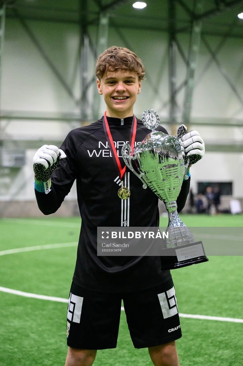 IFK Göteborgs målvakt Linus Dahlgren jublar med pokalen