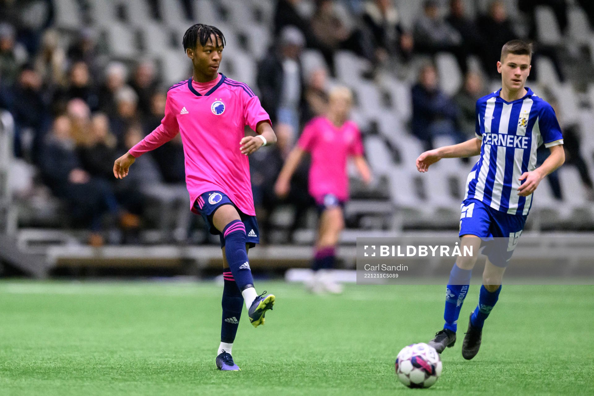FC Köpenhamns Tristan Fynbo och IFK Göteborgs Leo Radakovic under finalen i Skandinaviska Mästerskapen mellan IFK Göteborg och FC Köpenhamn den 11 december 2022 i Borås.