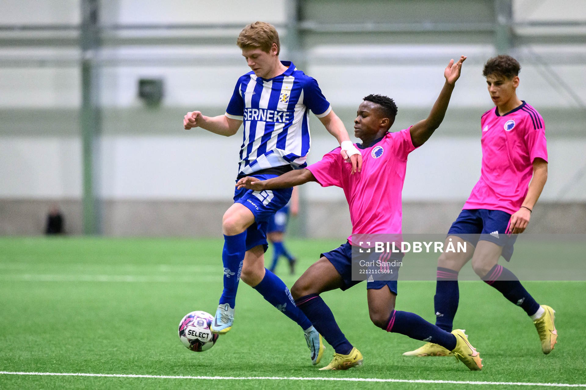 IFK Göteborgs Oliver Thoresson och FC Köpenhamns David Hansen under finalen i Skandinaviska Mästerskapen mellan IFK Göteborg och FC Köpenhamn den 11 december 2022 i Borås. 