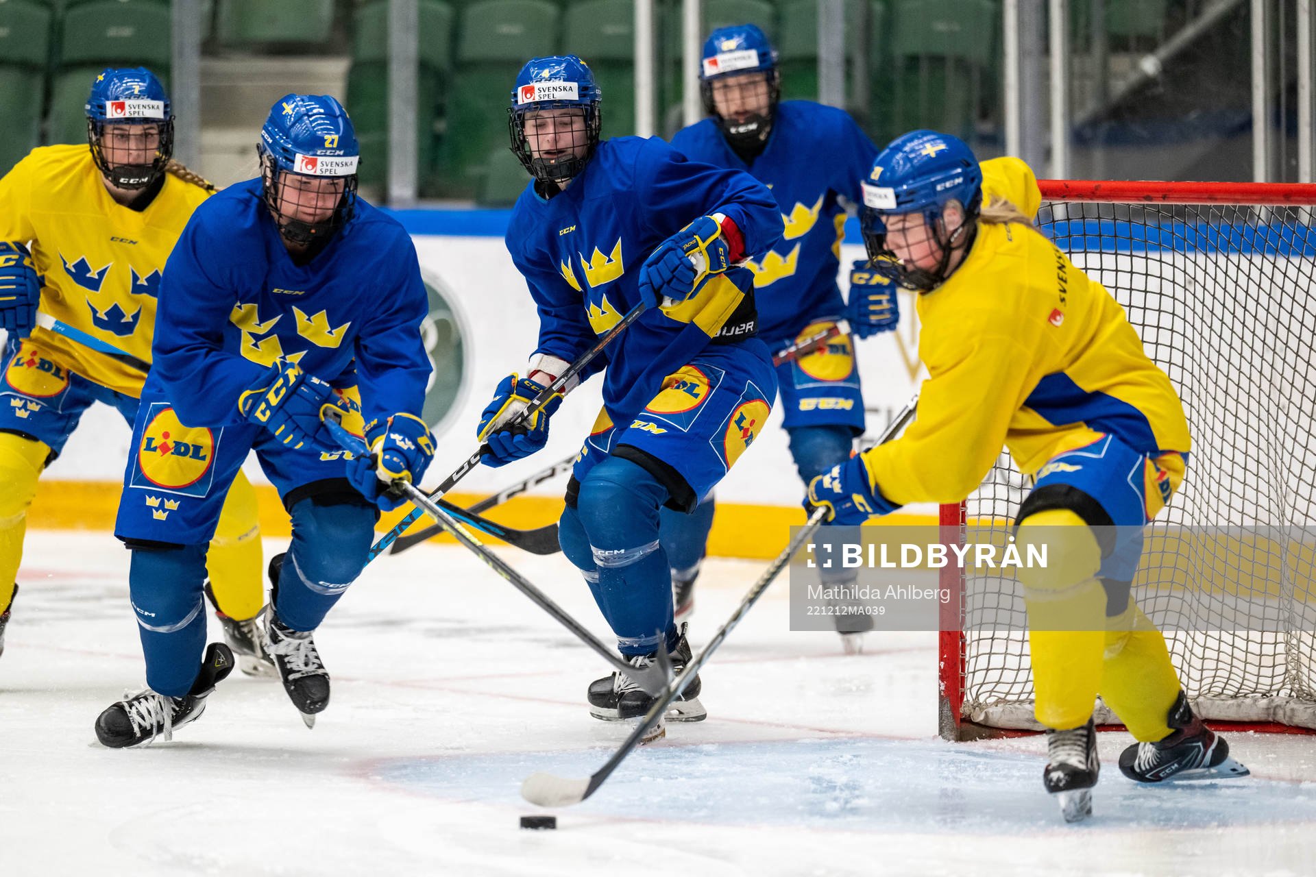 Elin Svensson and Linnéa Andersson of Sweden at a training