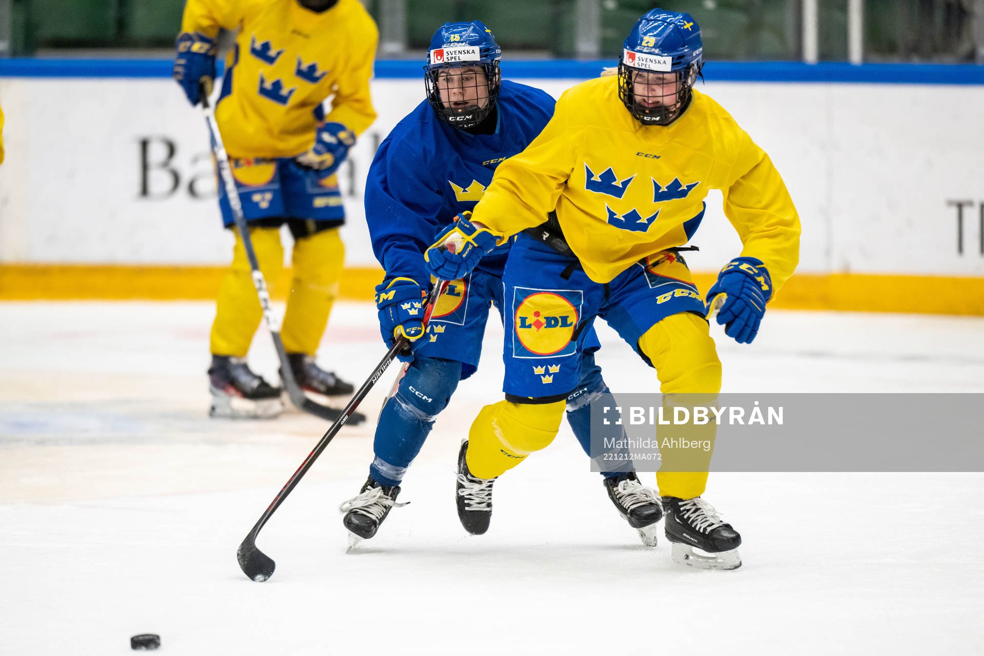 Lisa Johansson and Olivia Carlsson of Sweden at a training