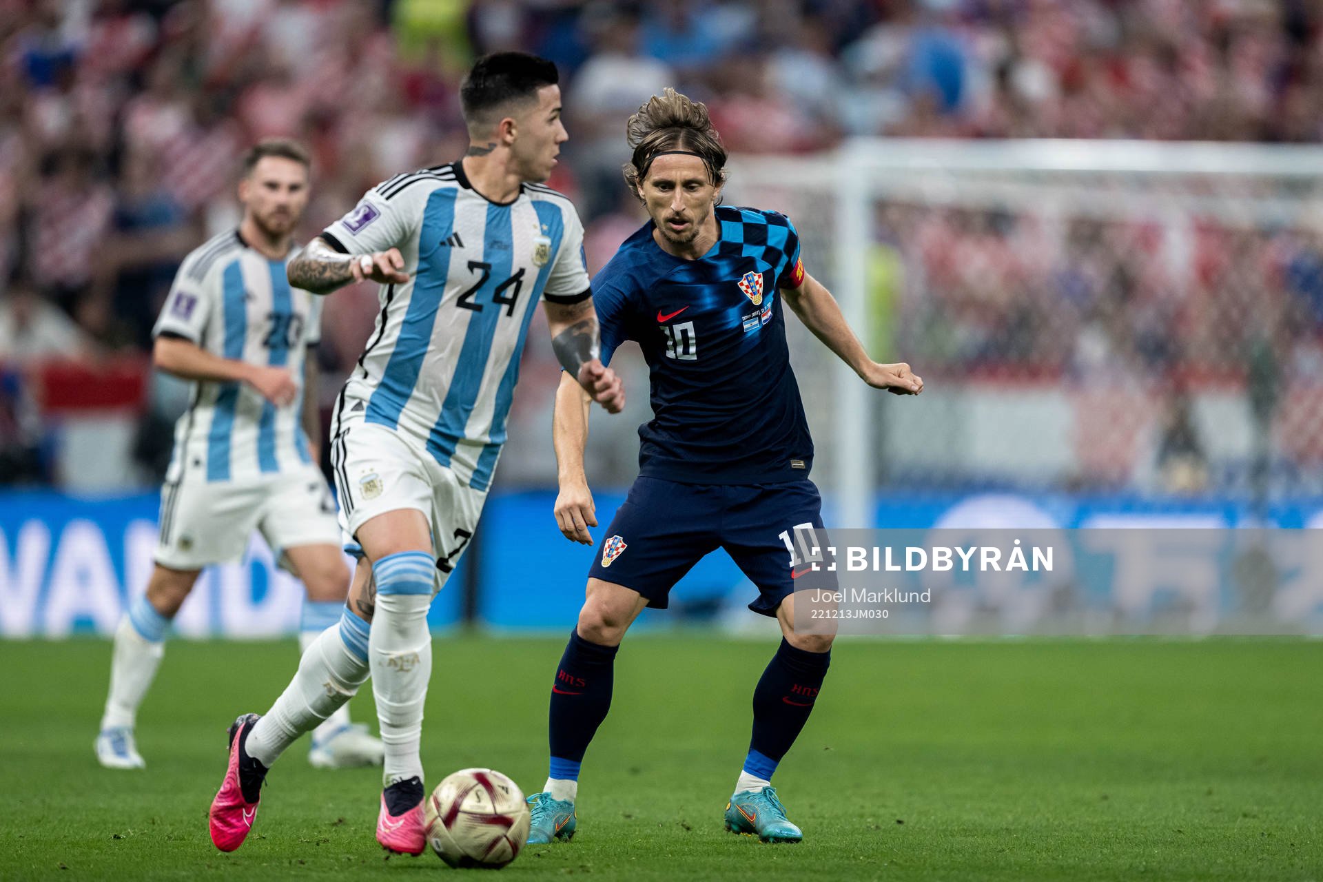 Enzo Fernandez of Argentina and Luka Modric of Croatia