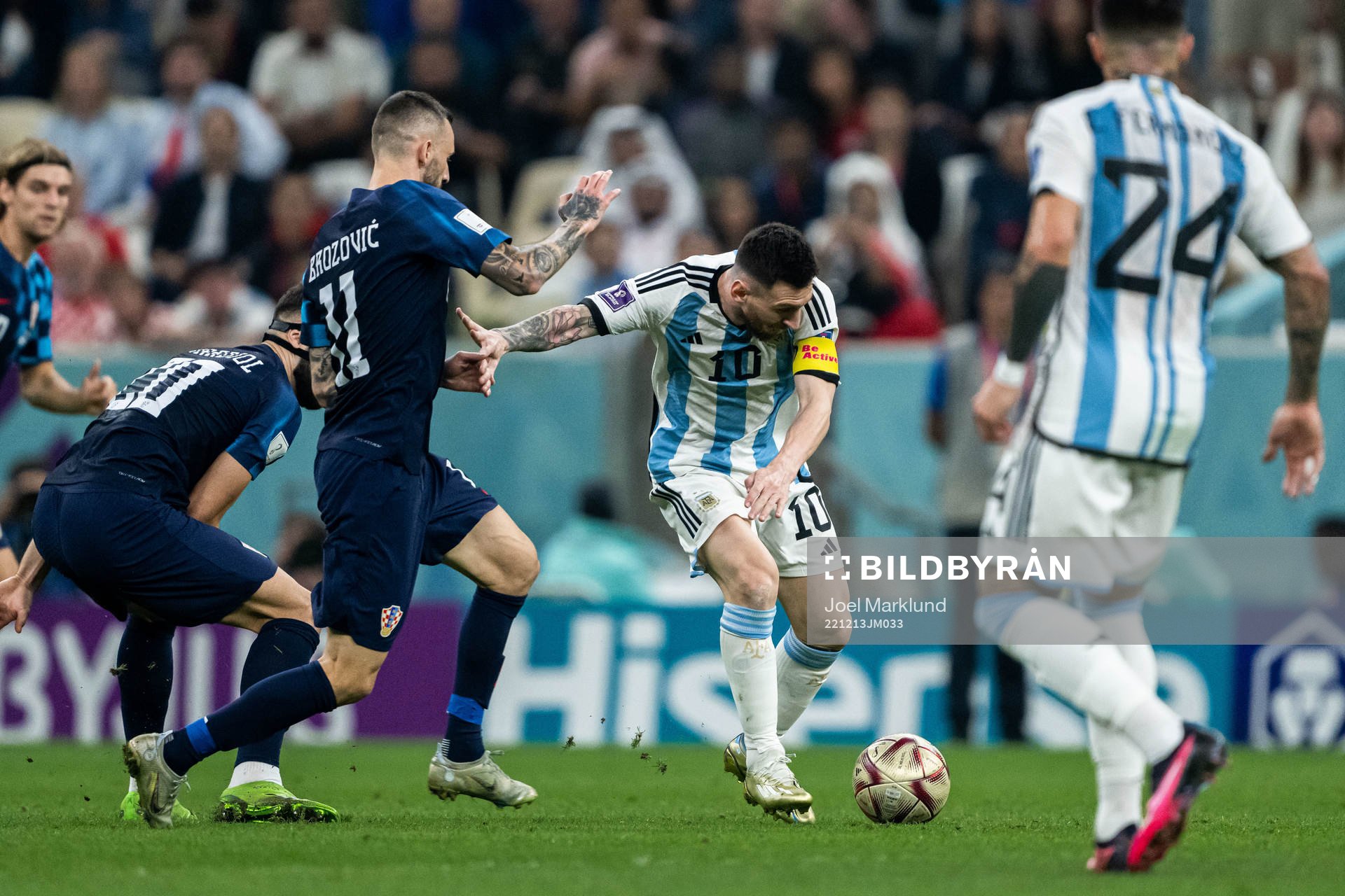 Josko Gvardiol of Croatia and Lionel Messi of Argentina