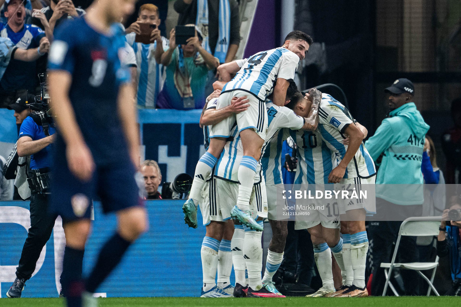 Lionel Messi of Argentina celebrate the 1-0 goal with