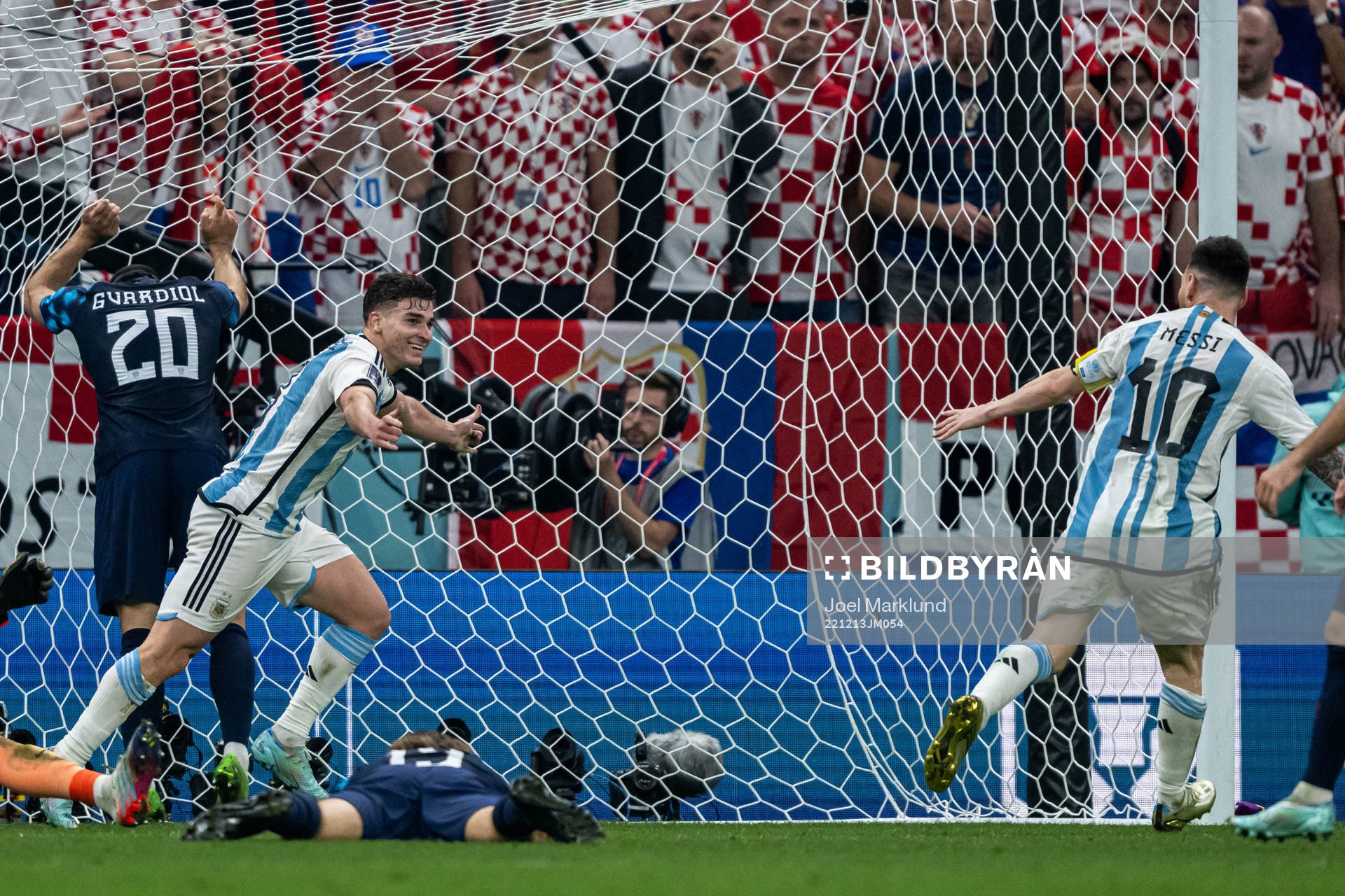 Julian Alvarez of Argentina celebrate with Lionel Messi