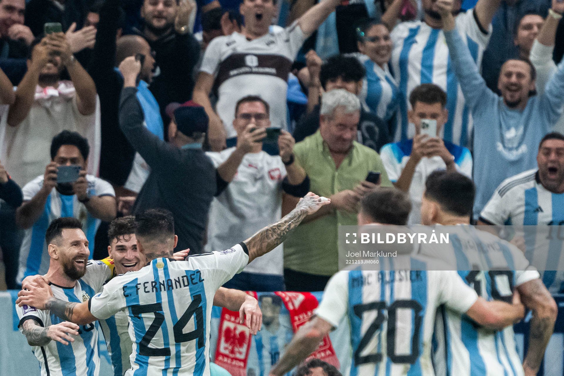 Julian Alvarez of Argentina celebrate with Lionel Messi