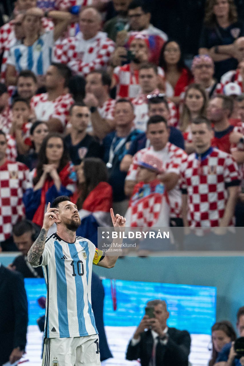 Lionel Messi of Argentina celebrates the 1-0 goal