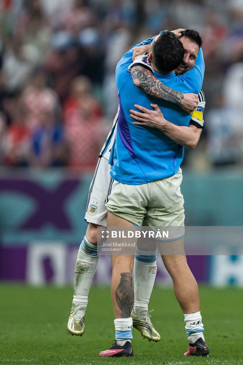 Lionel Messi and Leandro Paredes of Argentina celebrate
