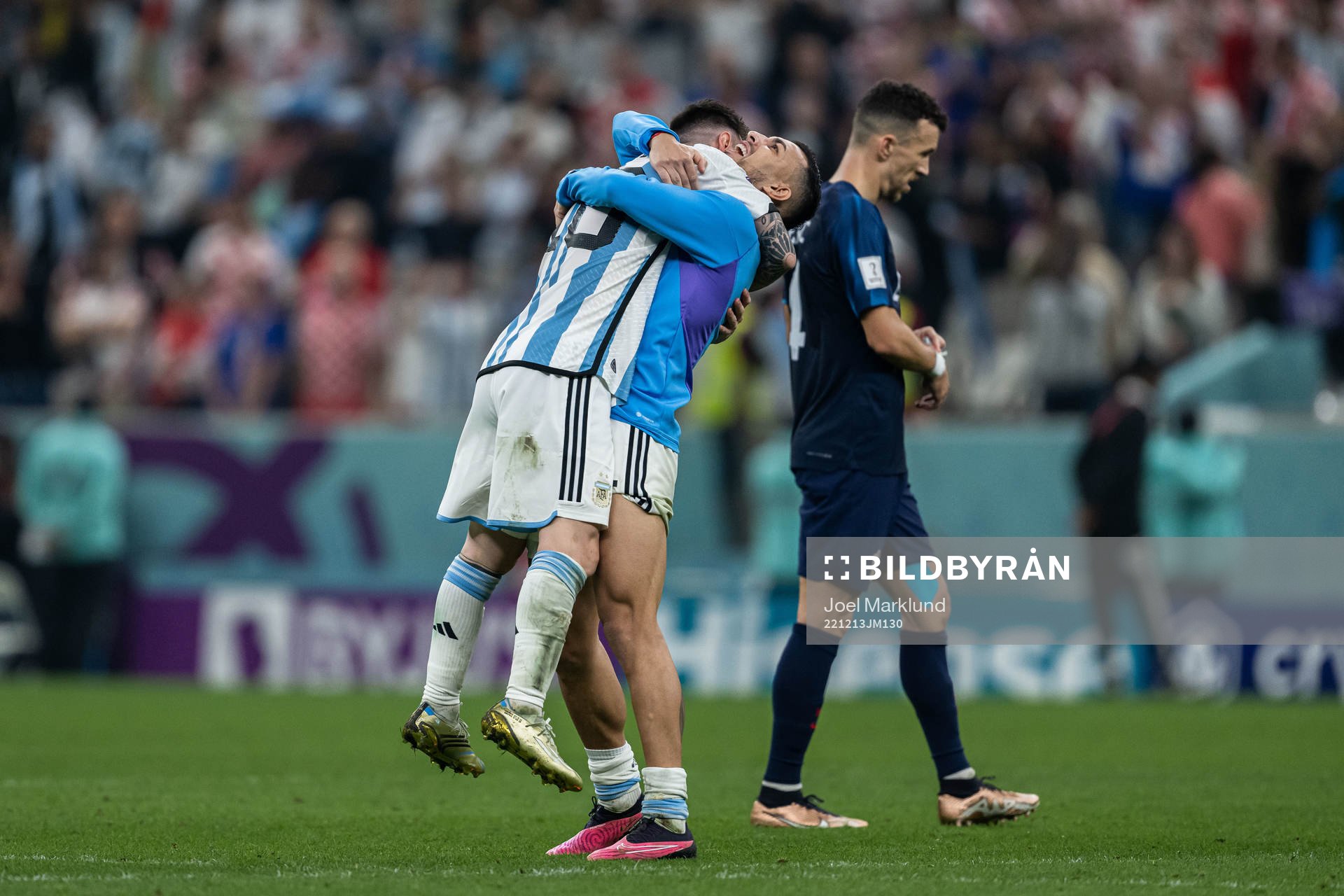 Lionel Messi and Leandro Paredes of Argentina celebrate