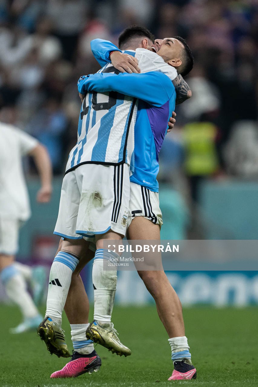 Lionel Messi and Leandro Paredes of Argentina celebrate