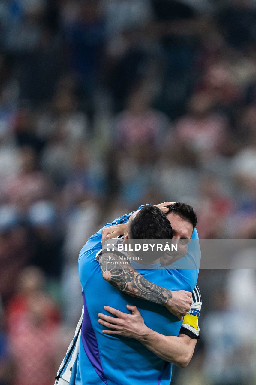 Lionel Messi and Leandro Paredes of Argentina celebrate