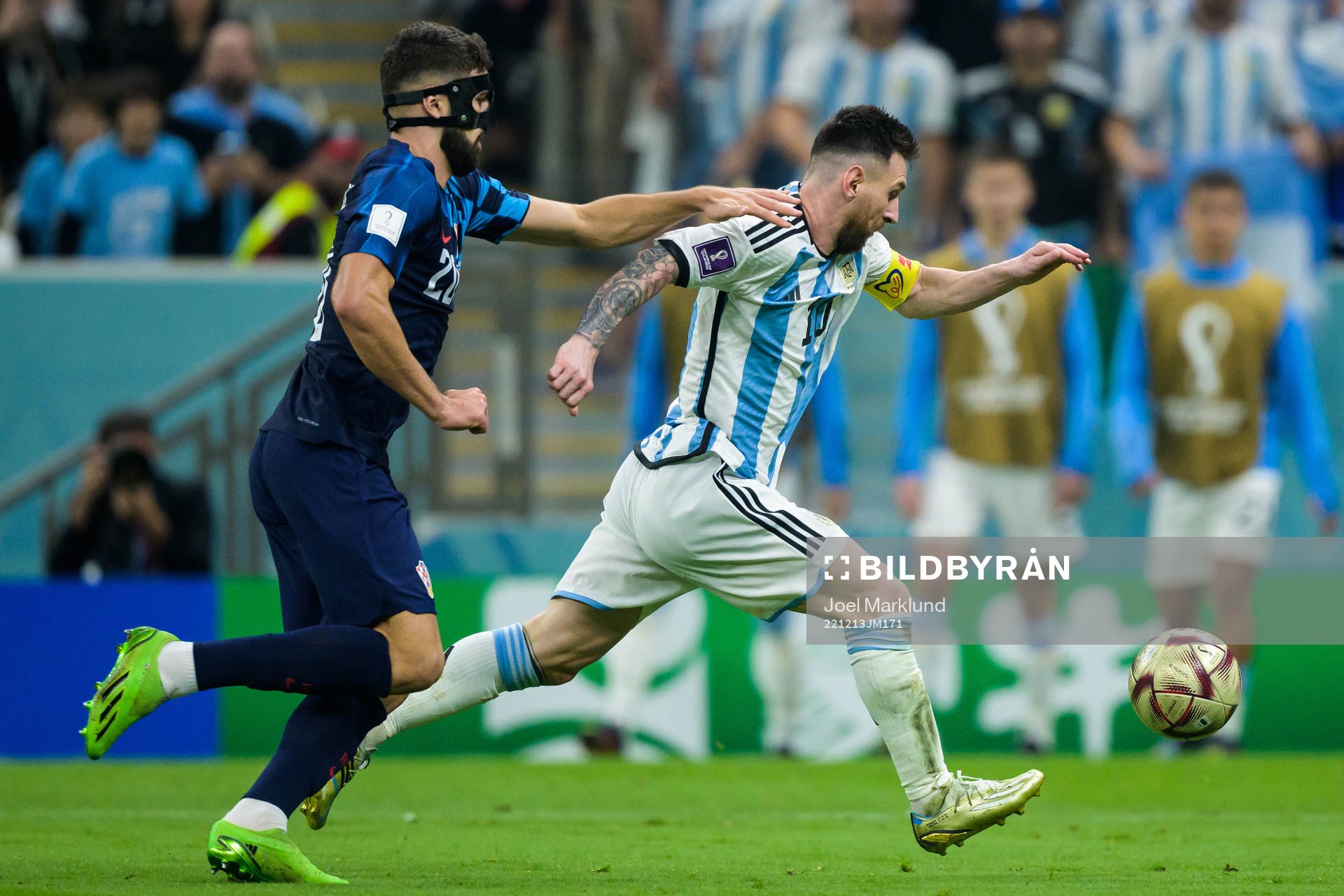 Josko Gvardiol of Croatia and Lionel Messi of Argentina