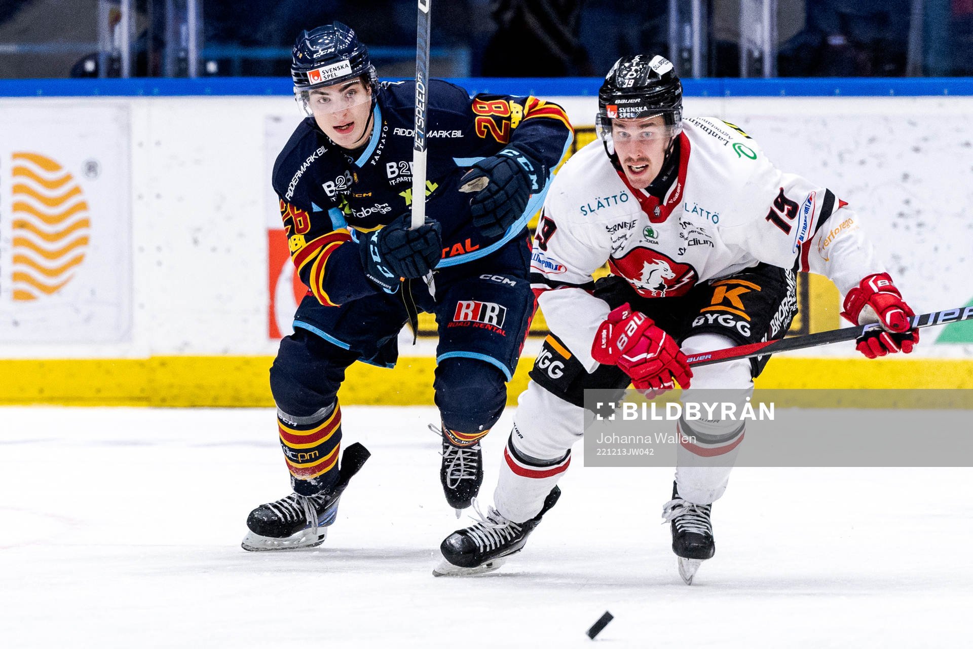 Djurgårdens Liam Öhgren och Vita Hästens Jens Holmström