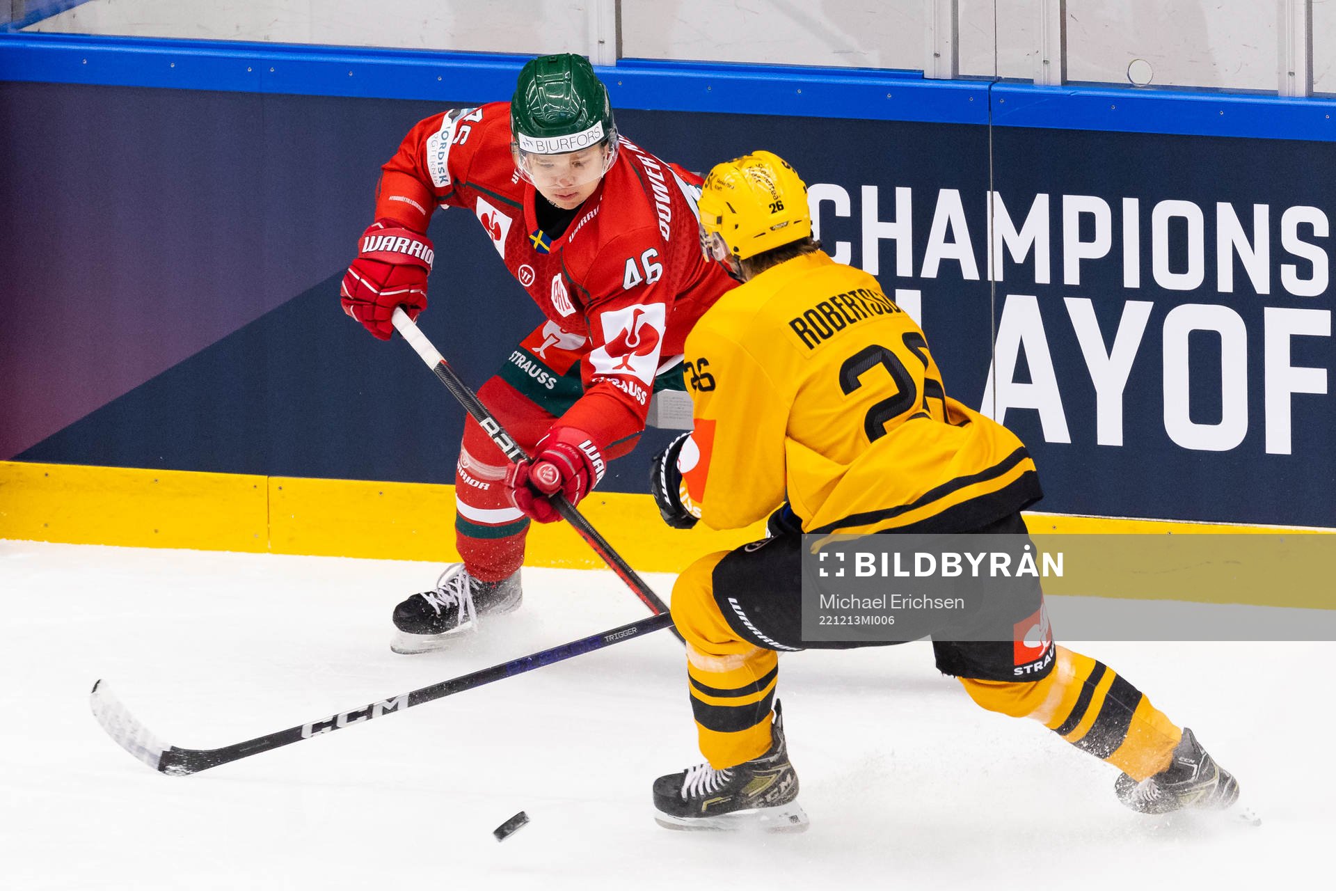 Liam Dower Nilsson of Frölunda and Simon Robertsson of