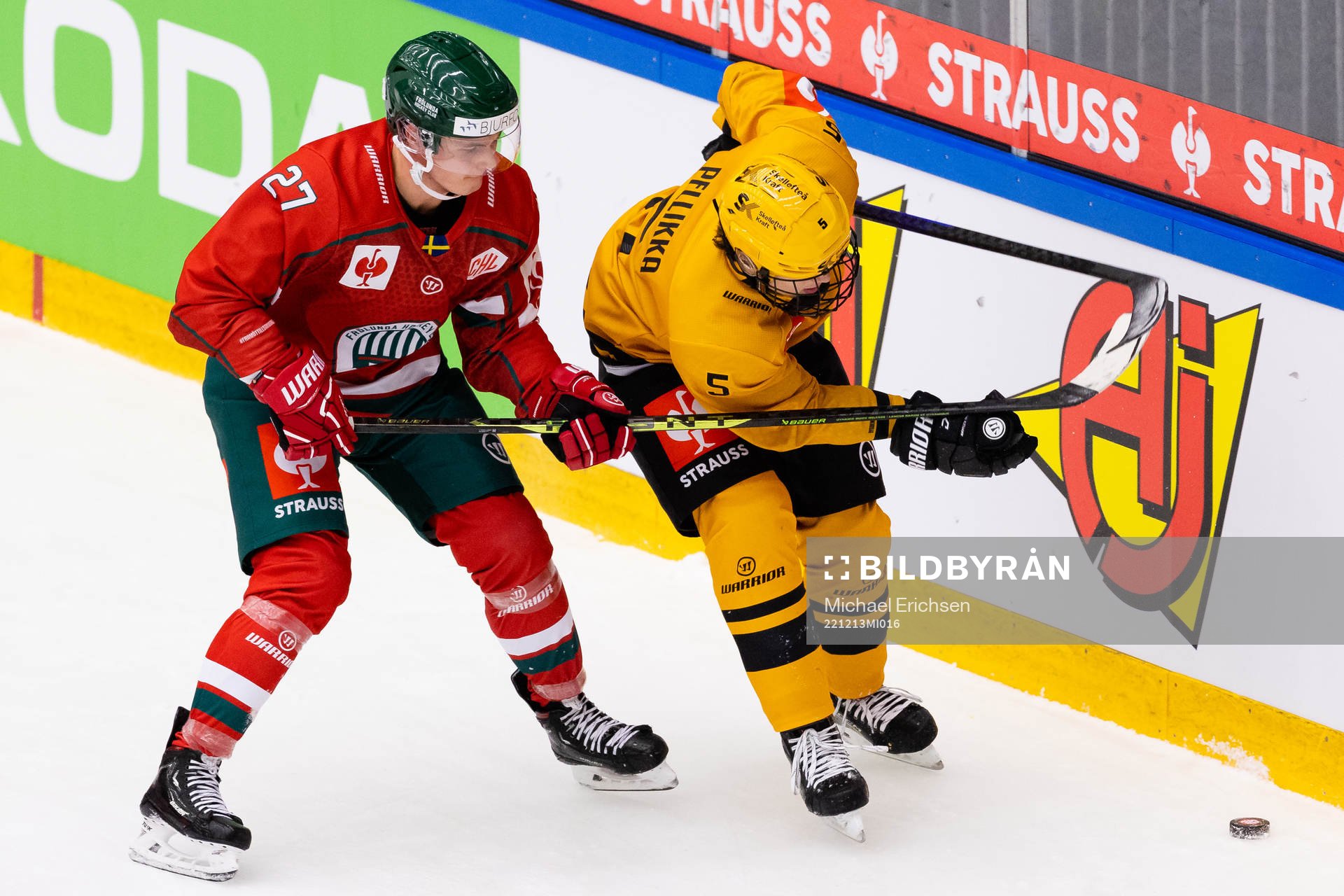 Jere Innala of Frölunda and Axel Sandin-Pellikka of