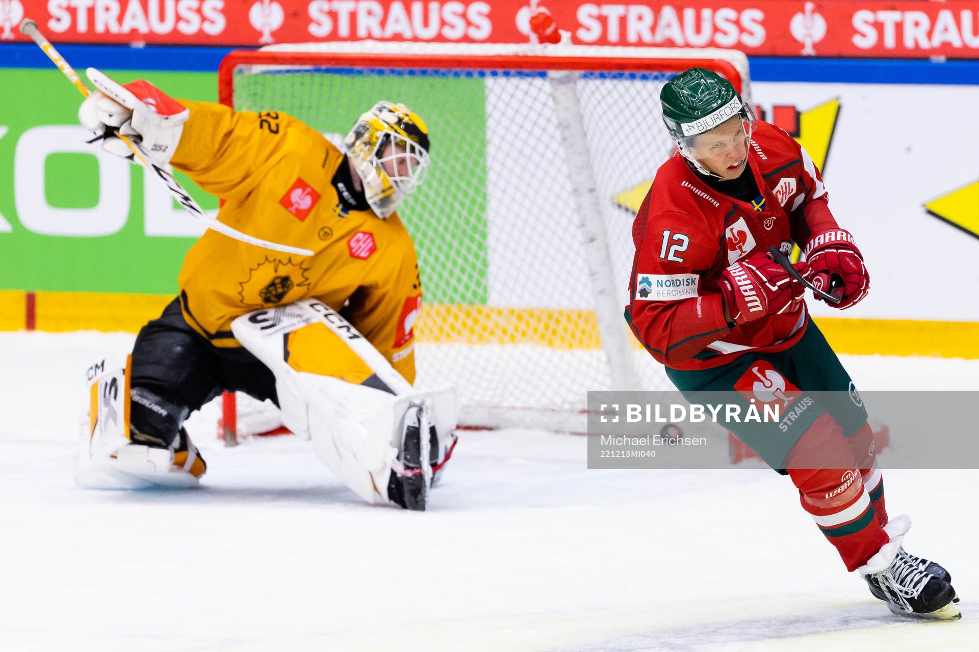 Max Friberg of Frölunda scores